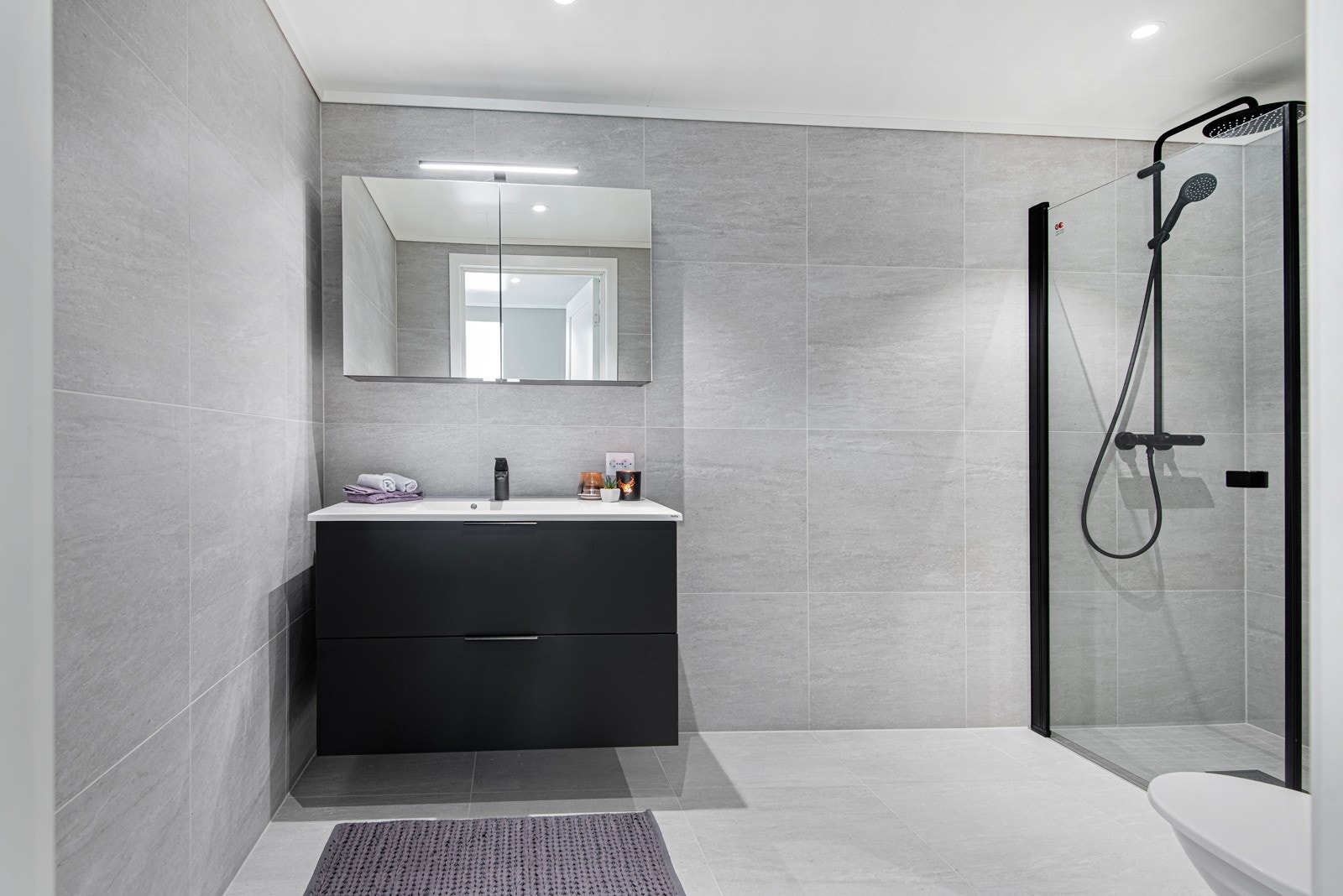 Badet er helfliset i delikate fargetoner og har varmekabler i gulvet. Galleribilde