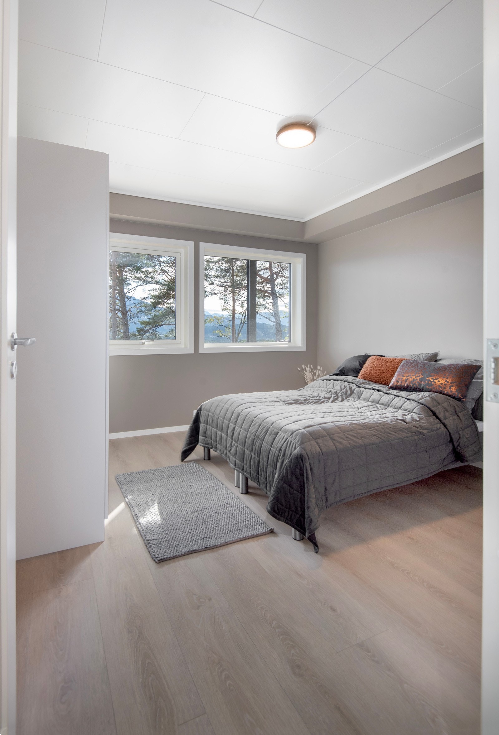 Hovedsoverommet er utstyrt med doble garderobeskap. Galleribilde