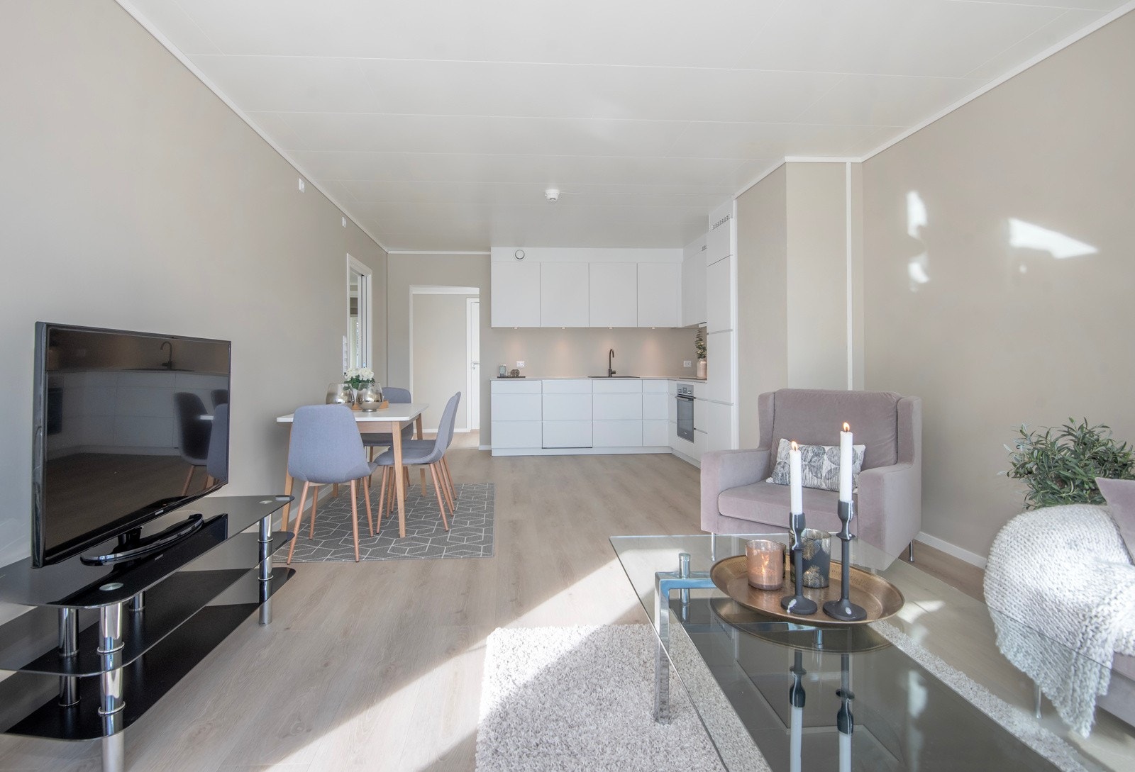 Stuen er i en praktisk planløsning sammen med kjøkkenet. Her er det god plass til spisebord og sofagruppe. Galleribilde