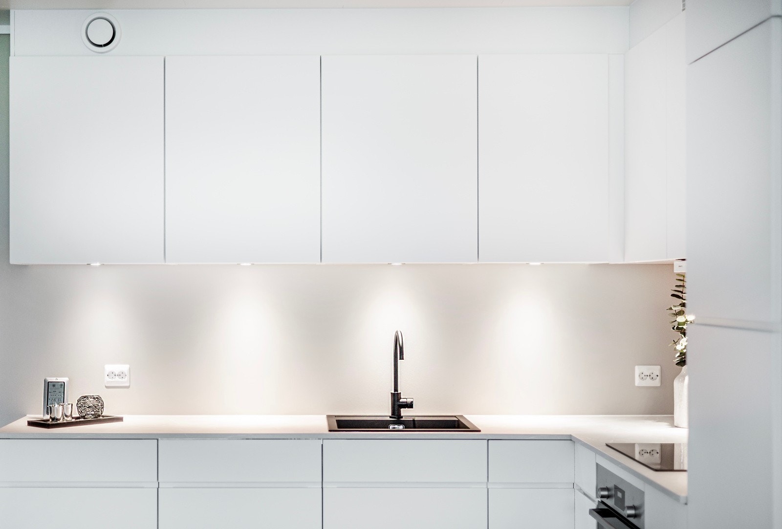 Legg merke til takhøye skap i denne fine innredningen. Spotbelysning under overskap. Galleribilde