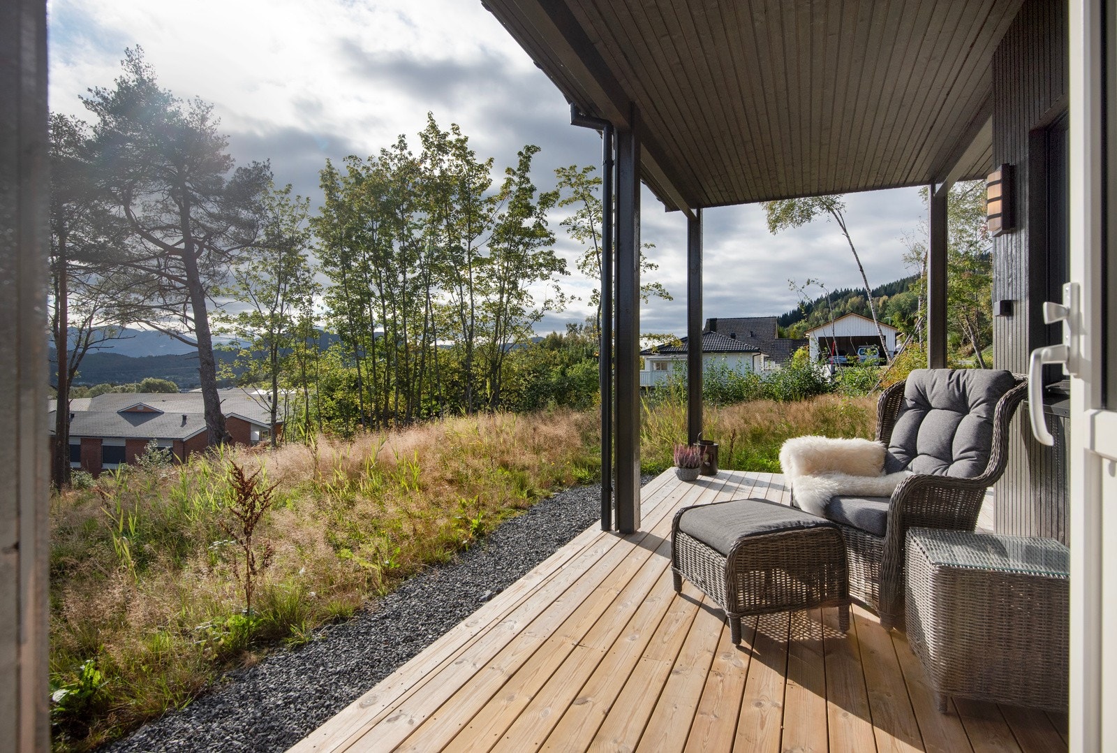 Leiligheten har en skjermet og fin beliggenhet i boligfeltet. Foran er det friområde så du er sikret utsikt og usjenert terrasse. Galleribilde