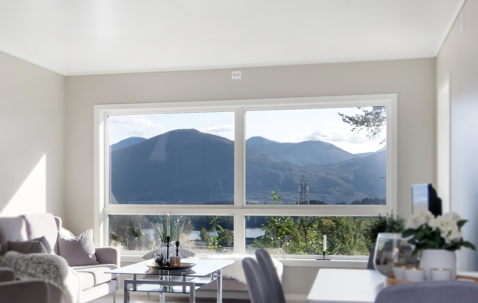 Fra stuen er det fantastisk utsikt over nærmiljøet, Skodjevika og helt over til Storfjorden og fjellene. Galleribilde