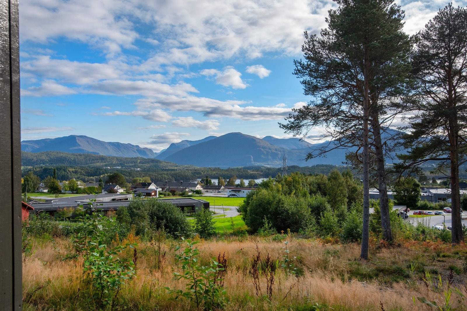 Terrassen byr på svært gode sol- og utsiktsforhold. Her er det utsikt mot natur, Skodjevika og de majestetiske fjelltoppene rundt. Galleribilde