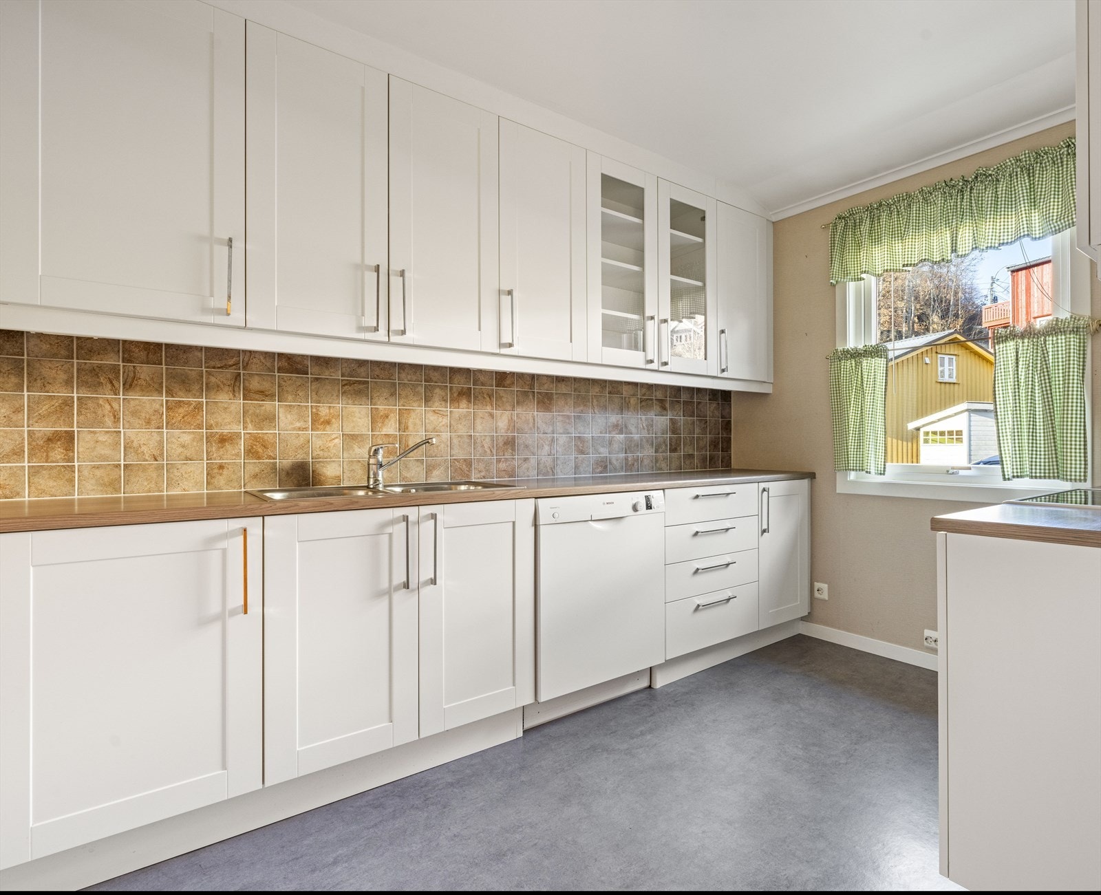 Kjøkken med god skap- og benkplass Galleribilde