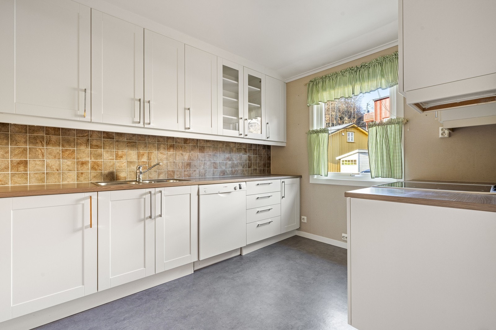 Kjøkken med god skap- og benkplass Galleribilde