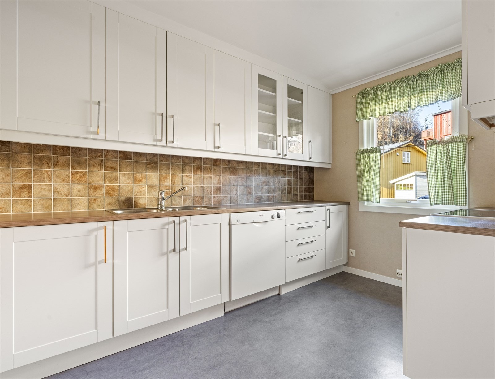 Kjøkken med god skap- og benkplass Galleribilde