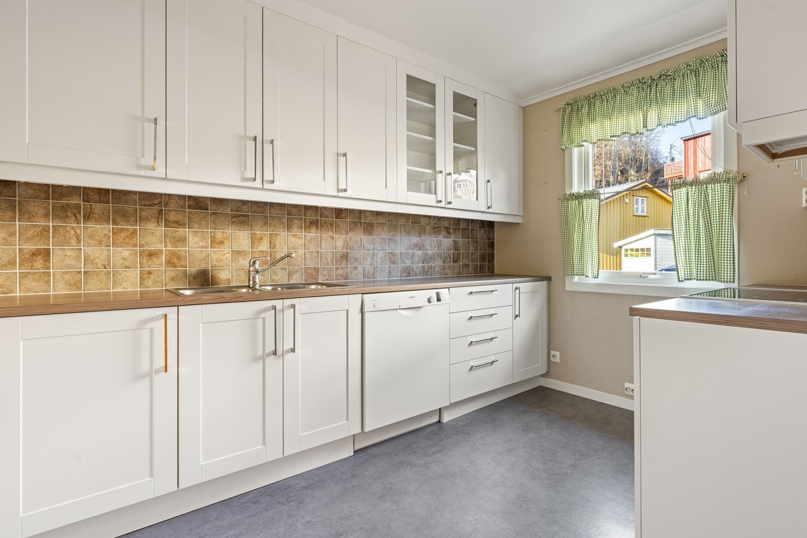 Kjøkken med god skap- og benkplass Galleribilde