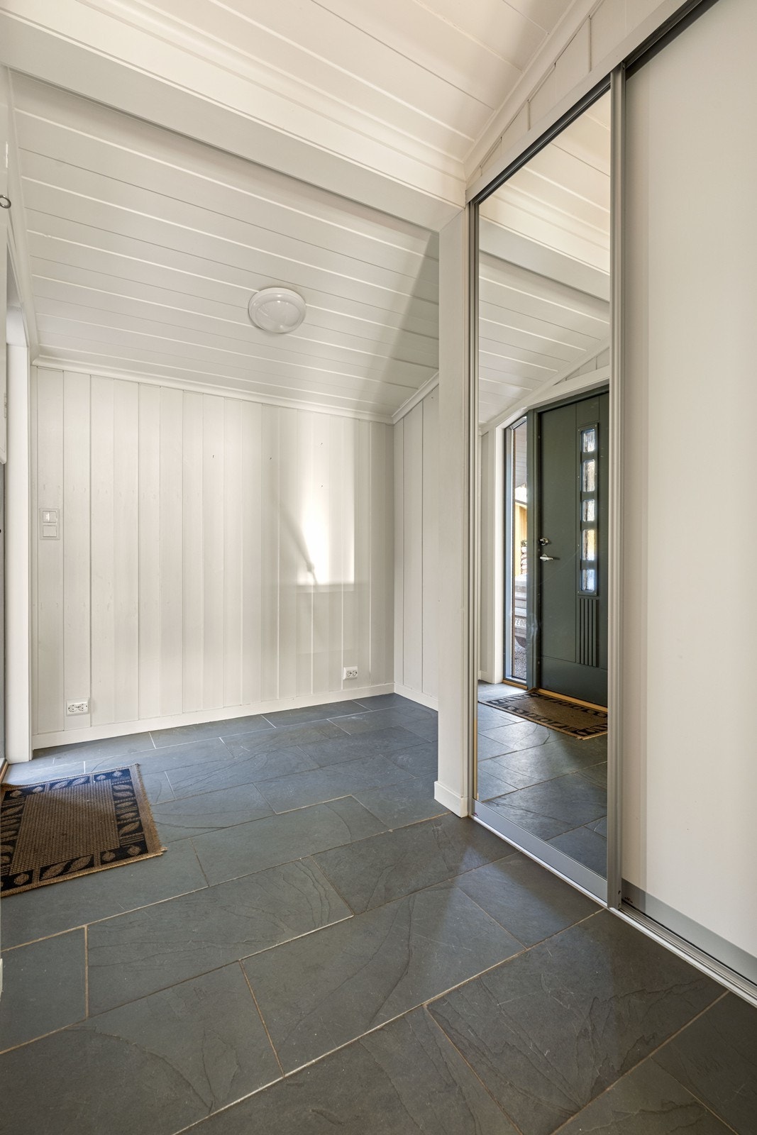 Skyvedørsgarderobe gir gode oppbevaringsmuligheter i gangen Galleribilde