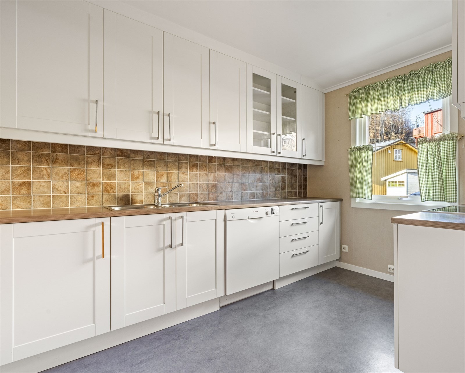 Kjøkken med god skap- og benkplass Galleribilde