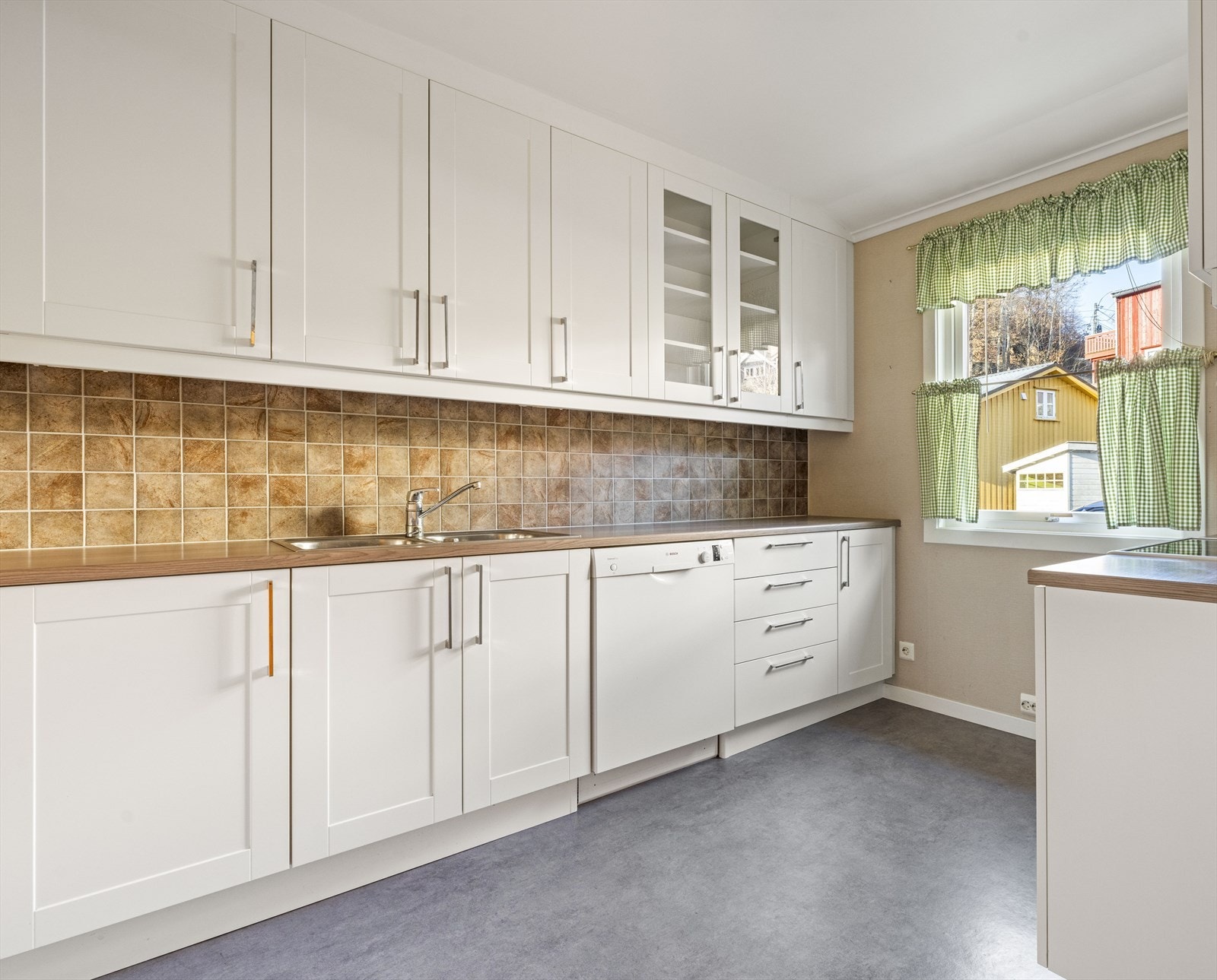 Kjøkken med god skap- og benkplass Galleribilde