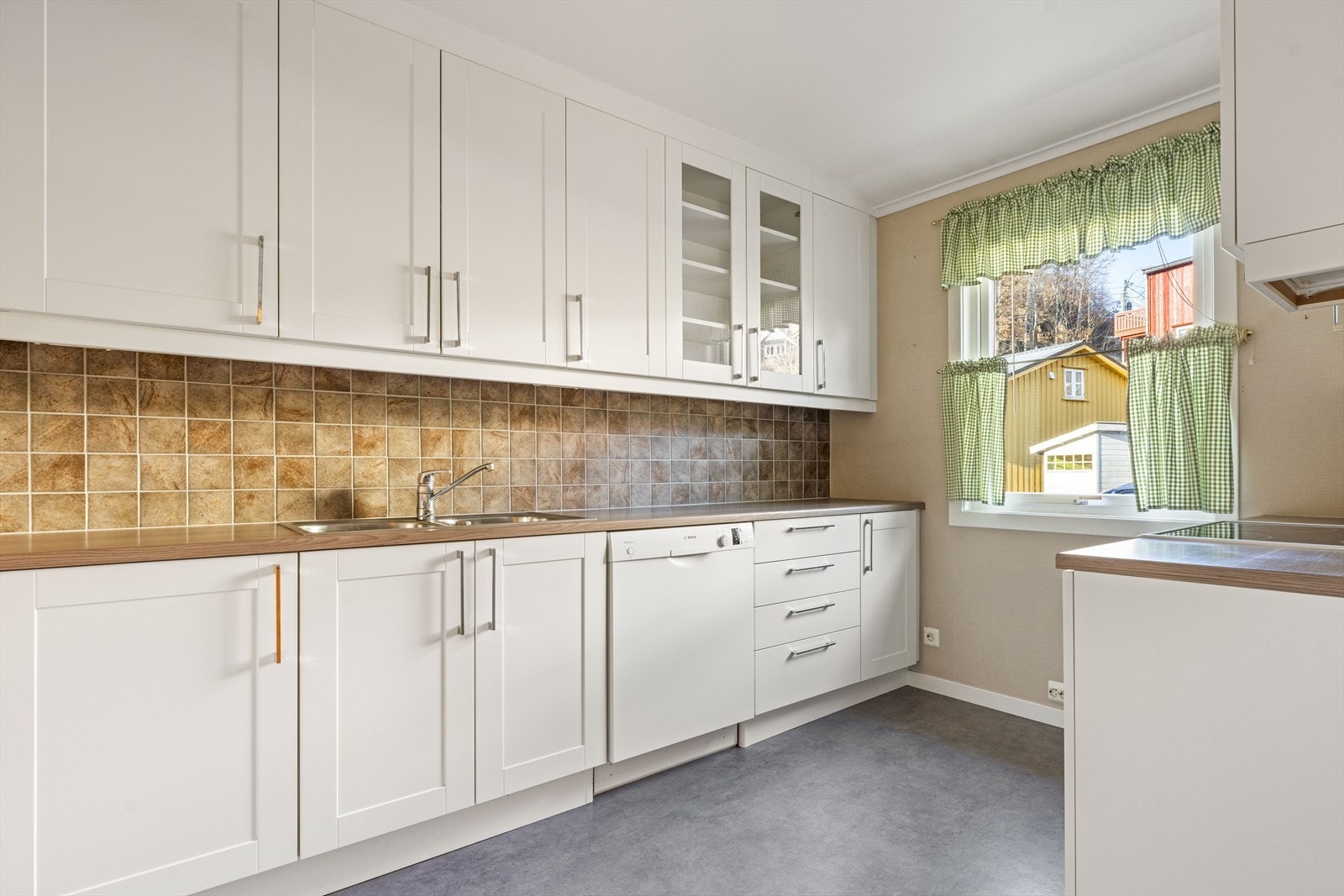 Kjøkken med god skap- og benkplass Galleribilde