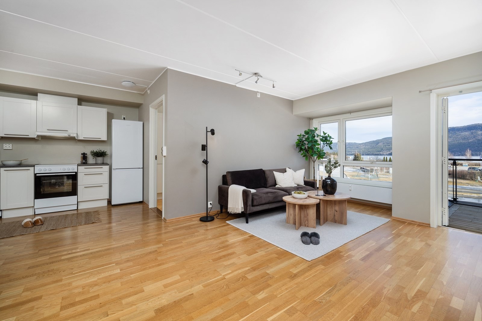 Trivelig plass for sofa mot vinduene Galleribilde