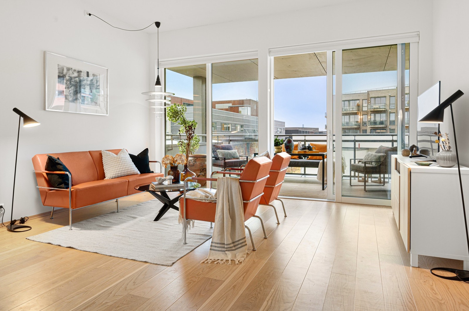 Områdespesialist Anton Kopreitan har gleden av å presentere en lekker 4-roms med 3 soverom, 2 bad og fast parkeringsplass i kjeller. Galleribilde