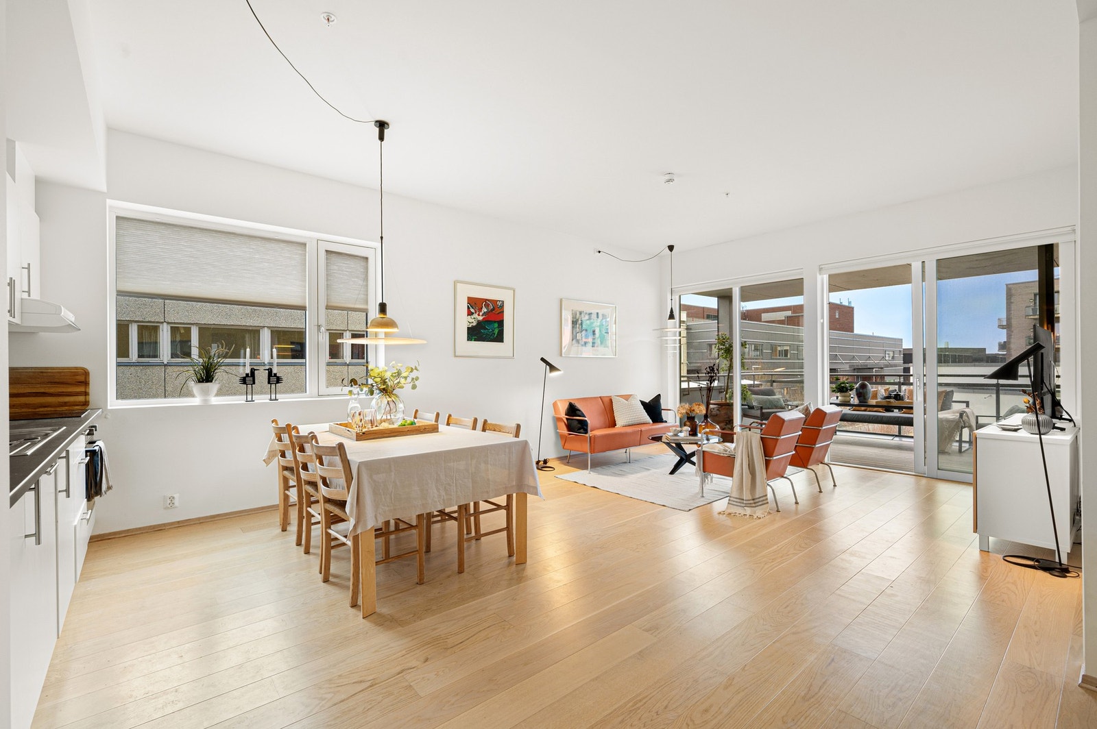 Områdespesialist Anton Kopreitan har gleden av å presentere en lekker 4-roms med 3 soverom, 2 bad og fast parkeringsplass i kjeller. Galleribilde