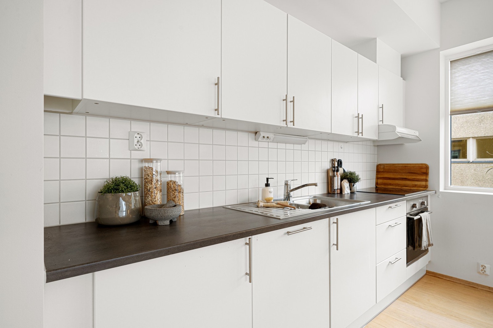 Kjøkkenet har godt med lagringsplass. Galleribilde