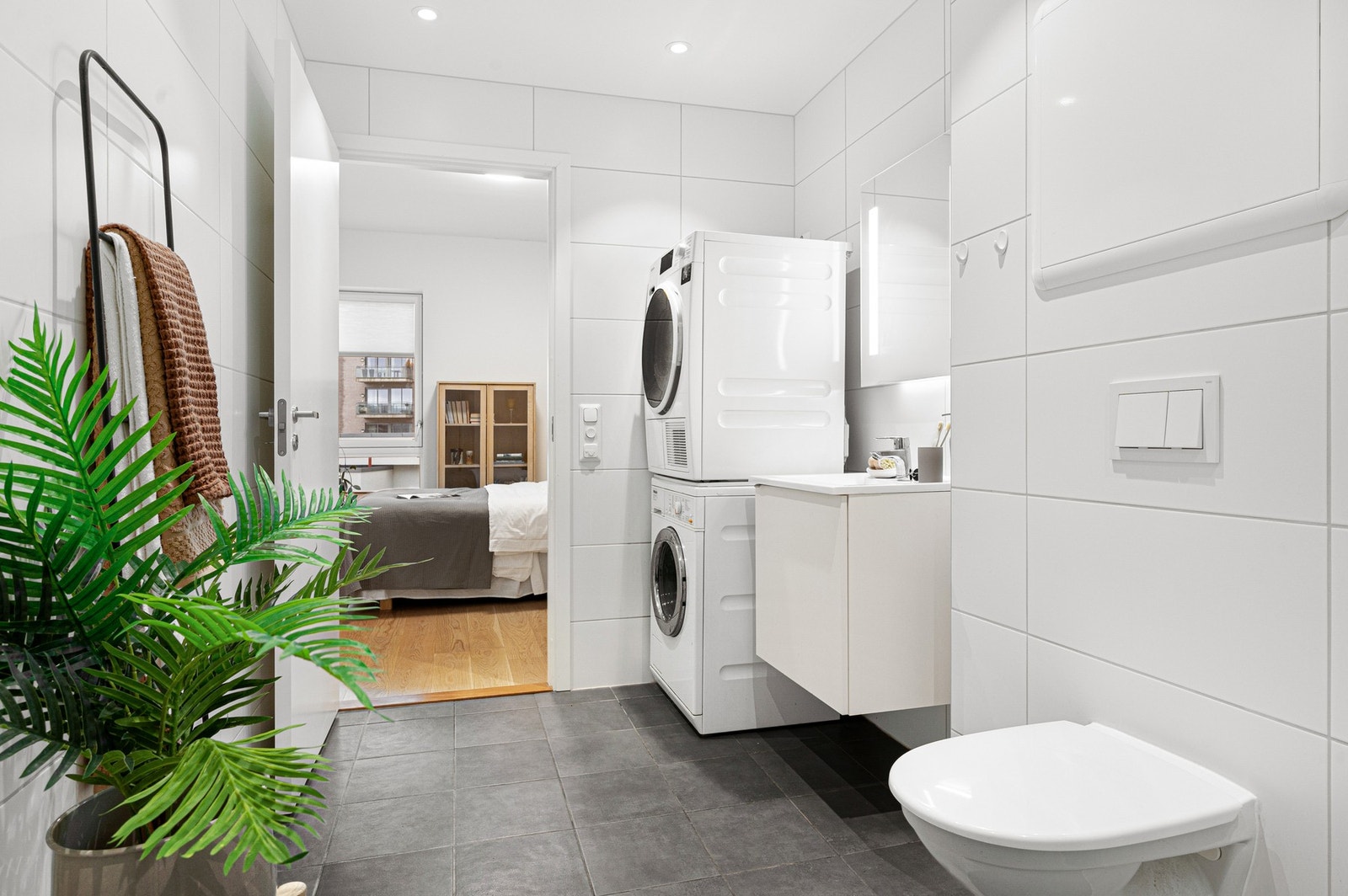 Det ene badet er et "privat" bad i tilknytning hovedsoverom. Galleribilde