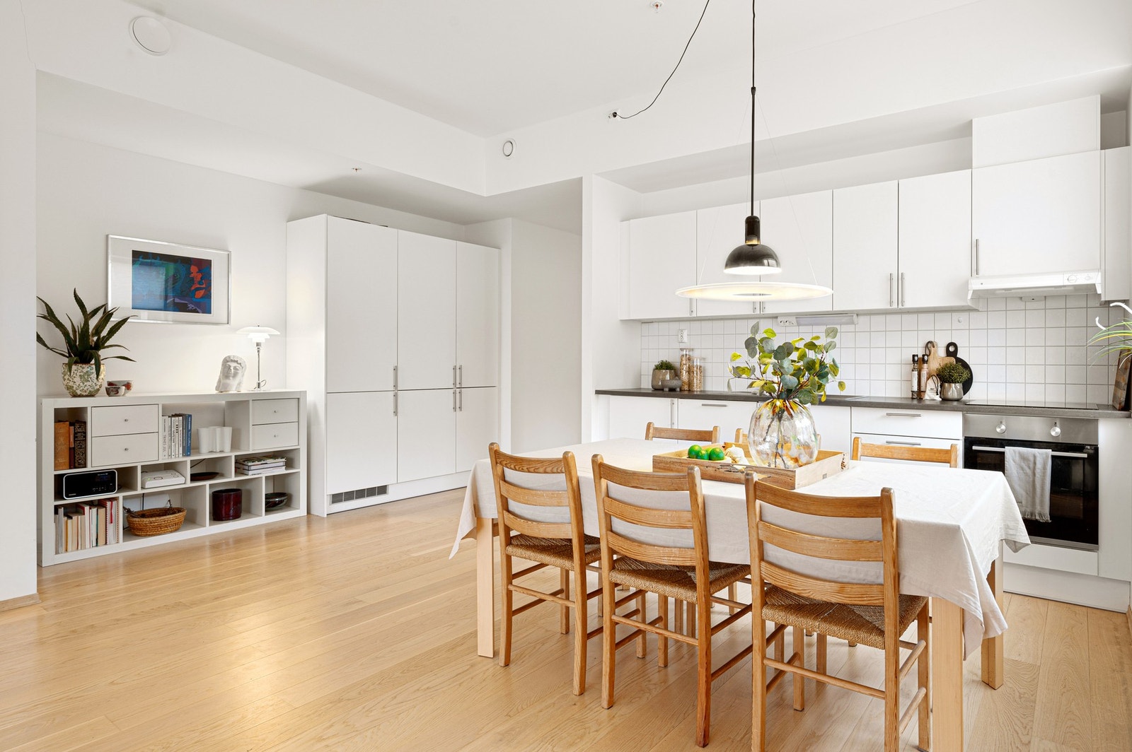 Kjøkkeninnredningen er delt i 2 soner og det har integrerte hvitevarer som platetopp, komfyr, oppvaskmaskin og kjøl/fryseskap. Galleribilde