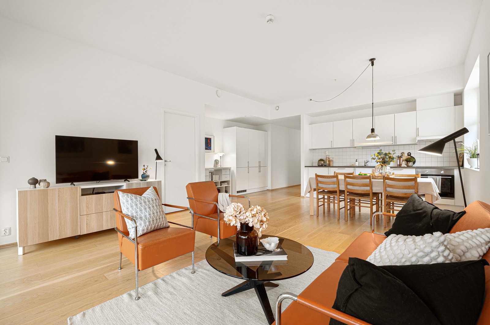 Stue/kjøkken er i åpen løsning på romslige 35 kvm og med utgang til vestvendt balkong. Galleribilde