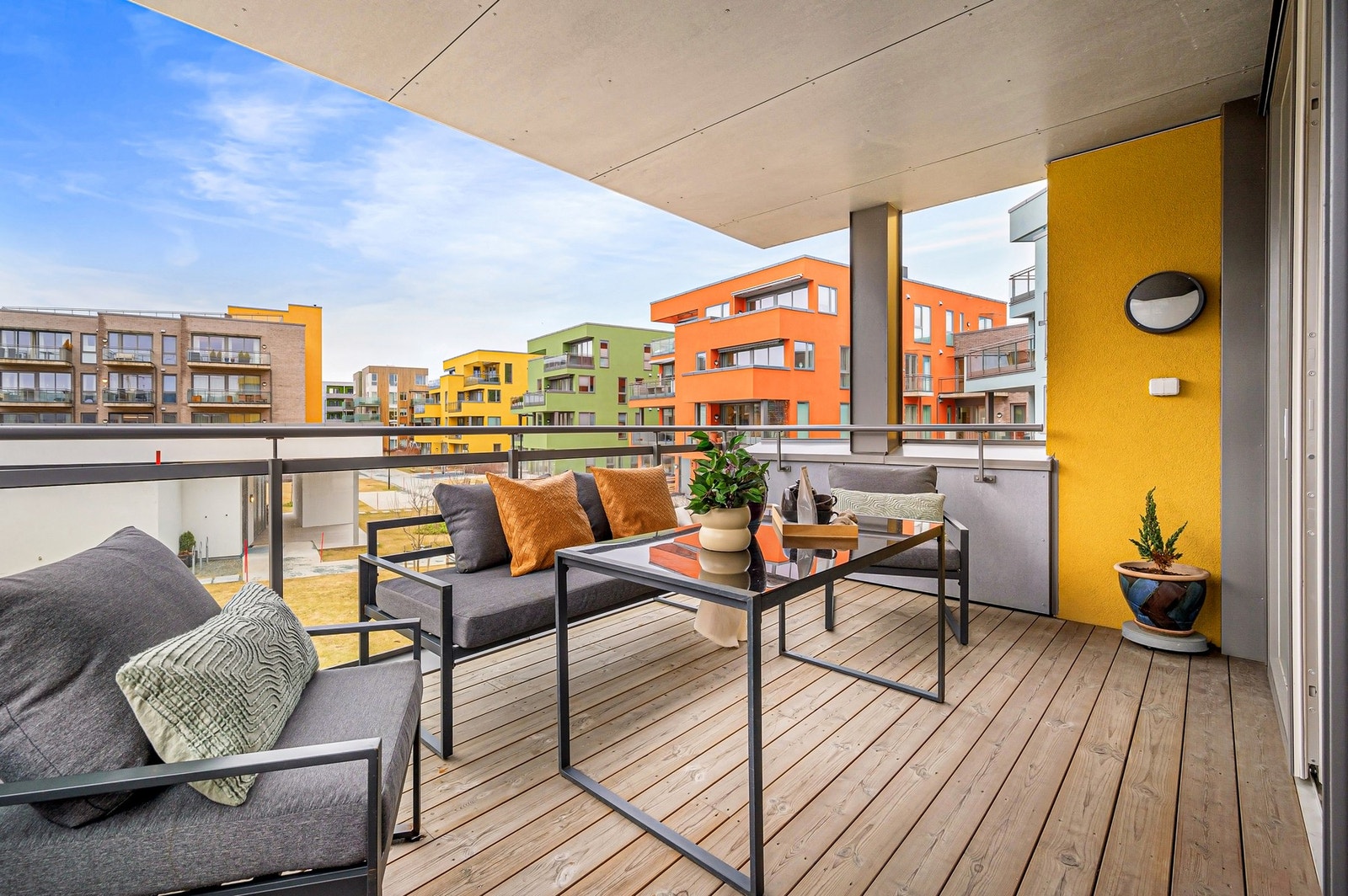 Balkong med overbygd tak og strømuttak. Galleribilde