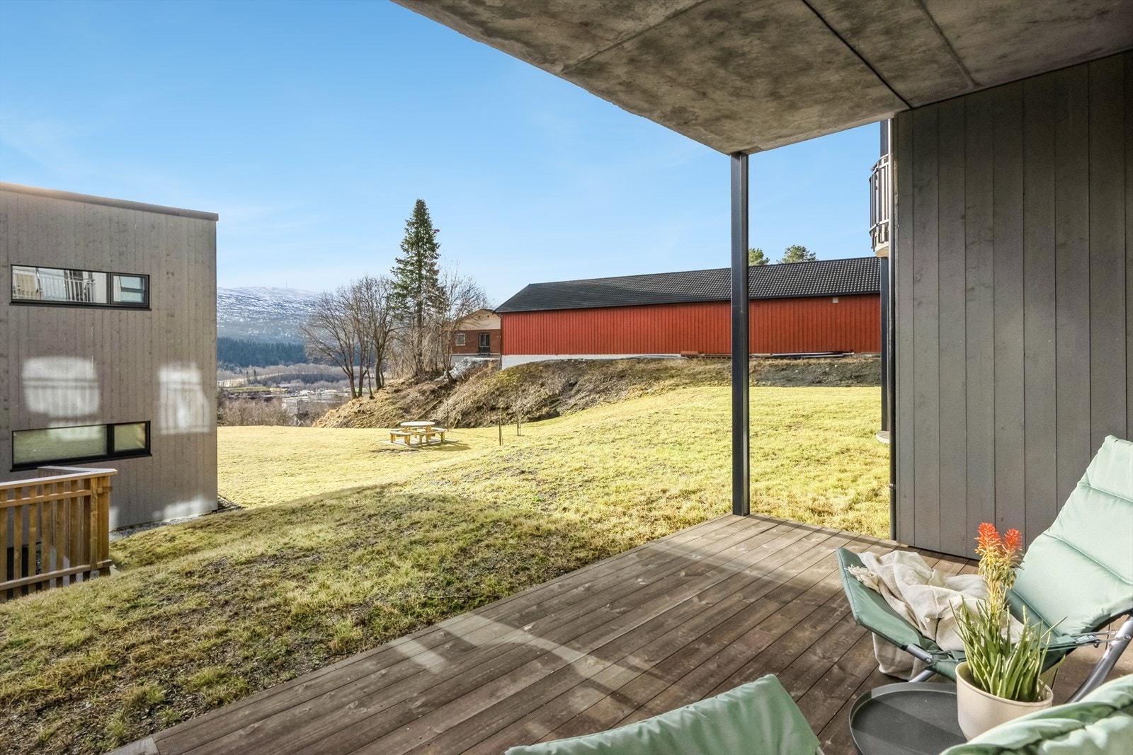 Overbygd markterrasse - Ett perfekt fristed for avslapping, ideelt for å nyte morgenkaffe eller en bok i fred. Galleribilde