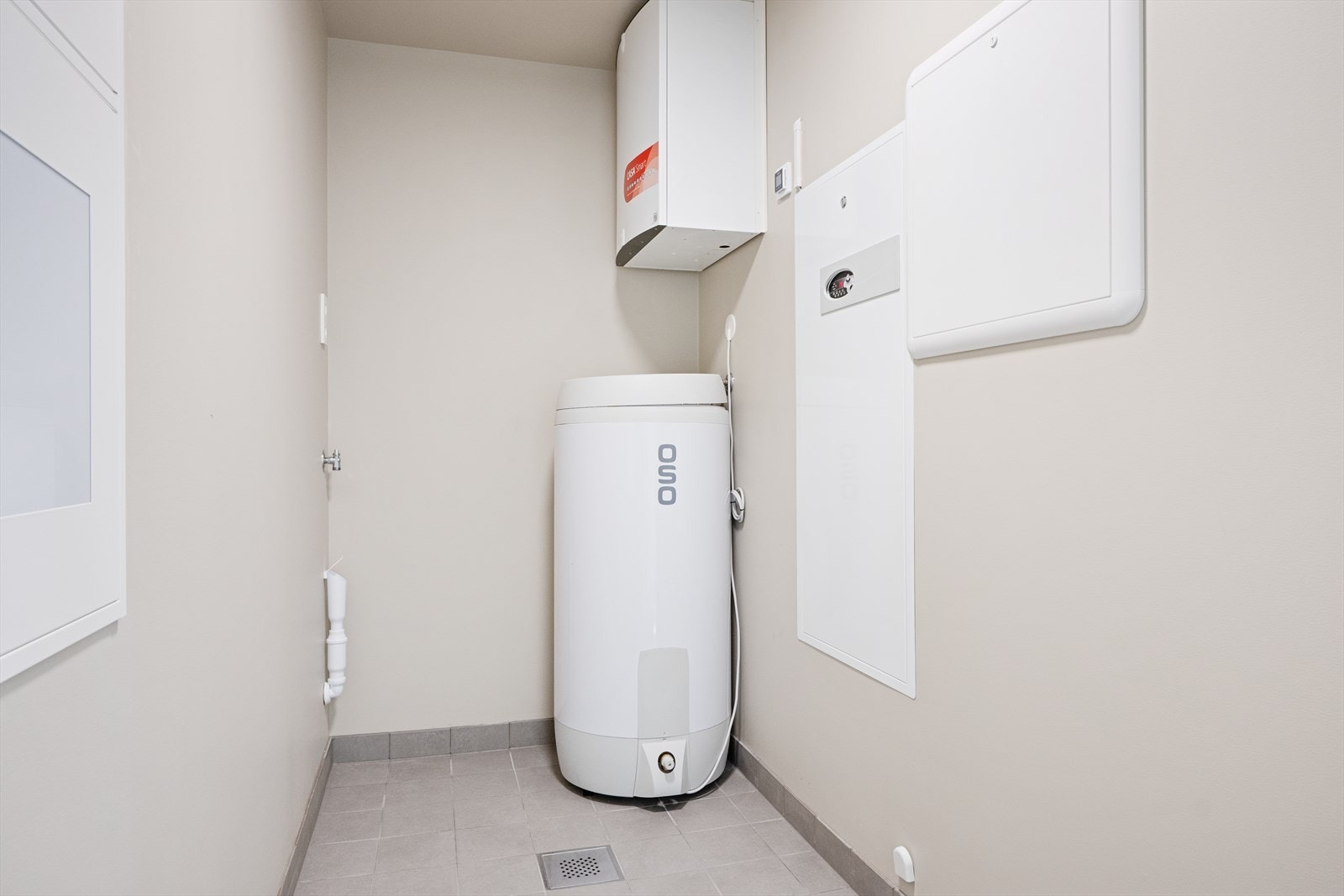 Innvendig Bod / teknisk rom.Varmtvannstanken er på ca. 200 liter. Lekkasjesikring ved at det er montert sluk i gulv. Opplegg til vaskemaskin. Galleribilde