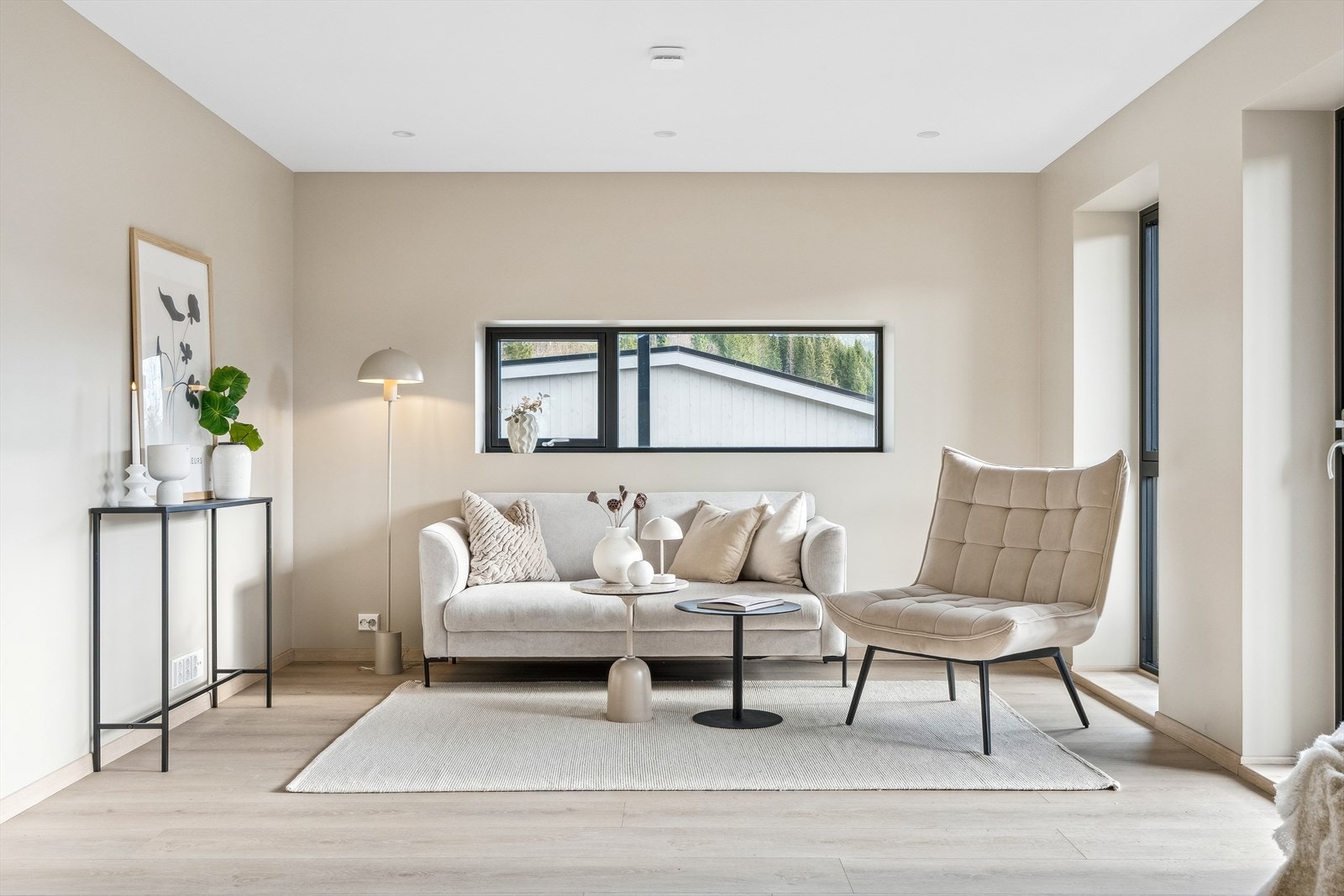 Balansert ventilasjon med varmegjenvinning bidrar til ett sunt inneklima og energisparende oppvarming. Galleribilde