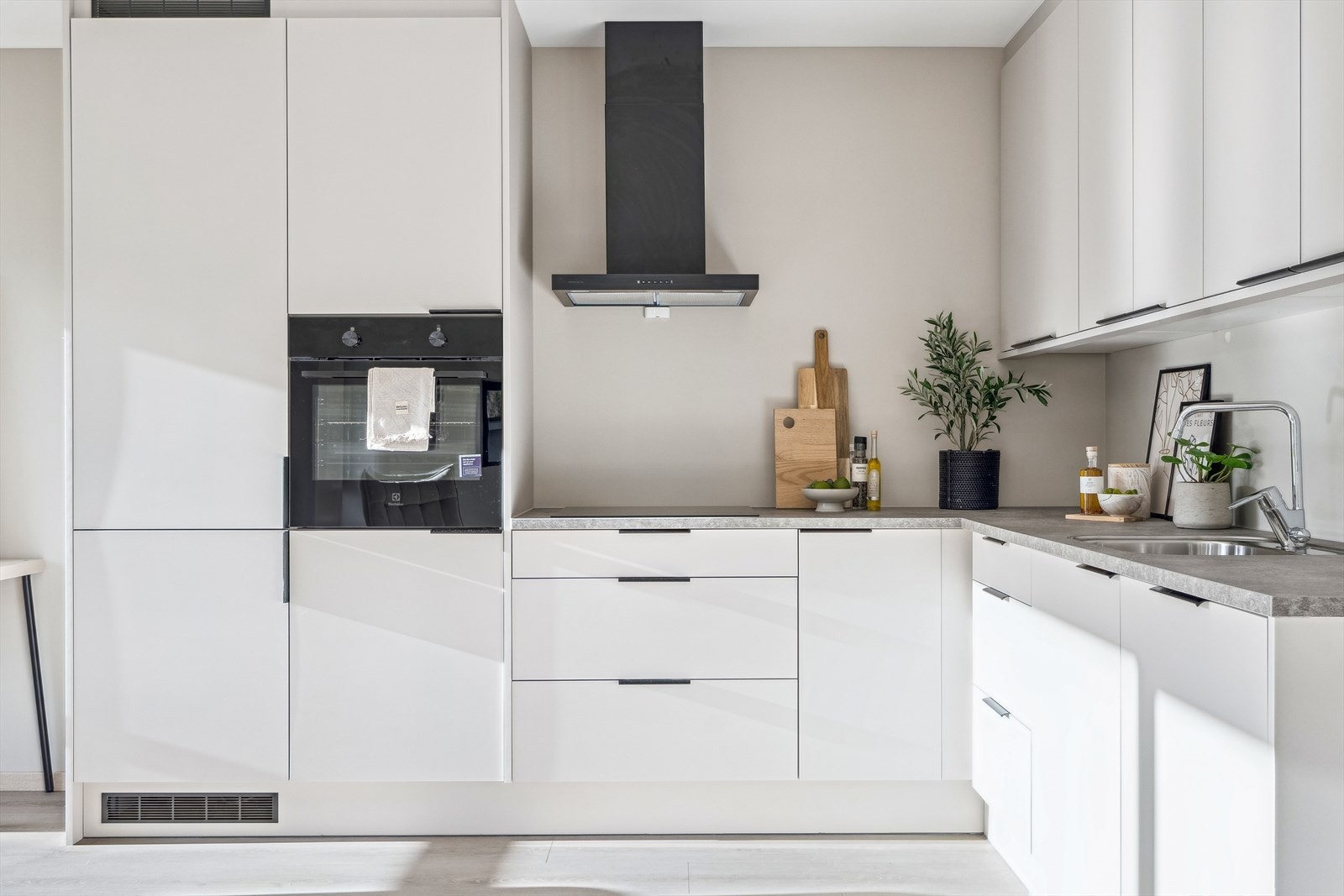 Integrert kjøl/fryseskap, oppvaskmaskin og komfyr. Komfyrvakt. Waterguard i oppvaskbenk. Galleribilde