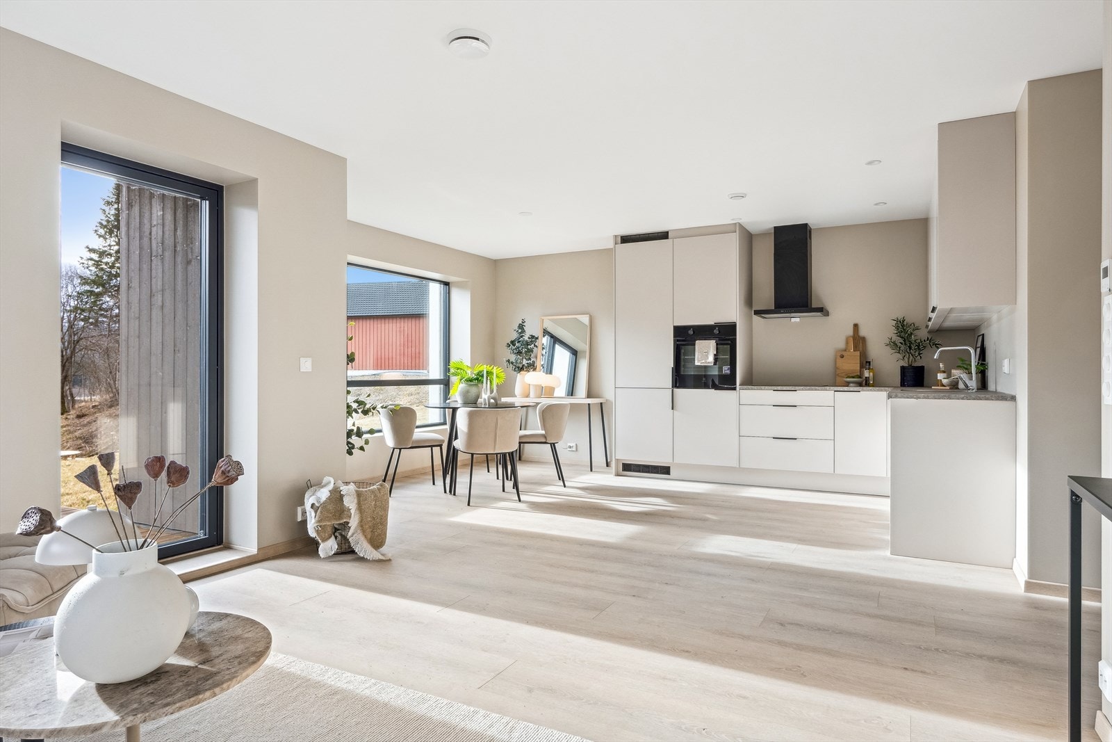 Leiligheten inneholder Stue, kjøkken, bad/vaskerom, 2 soverom, entre, samt en innvendig bod / teknisk rom. Galleribilde