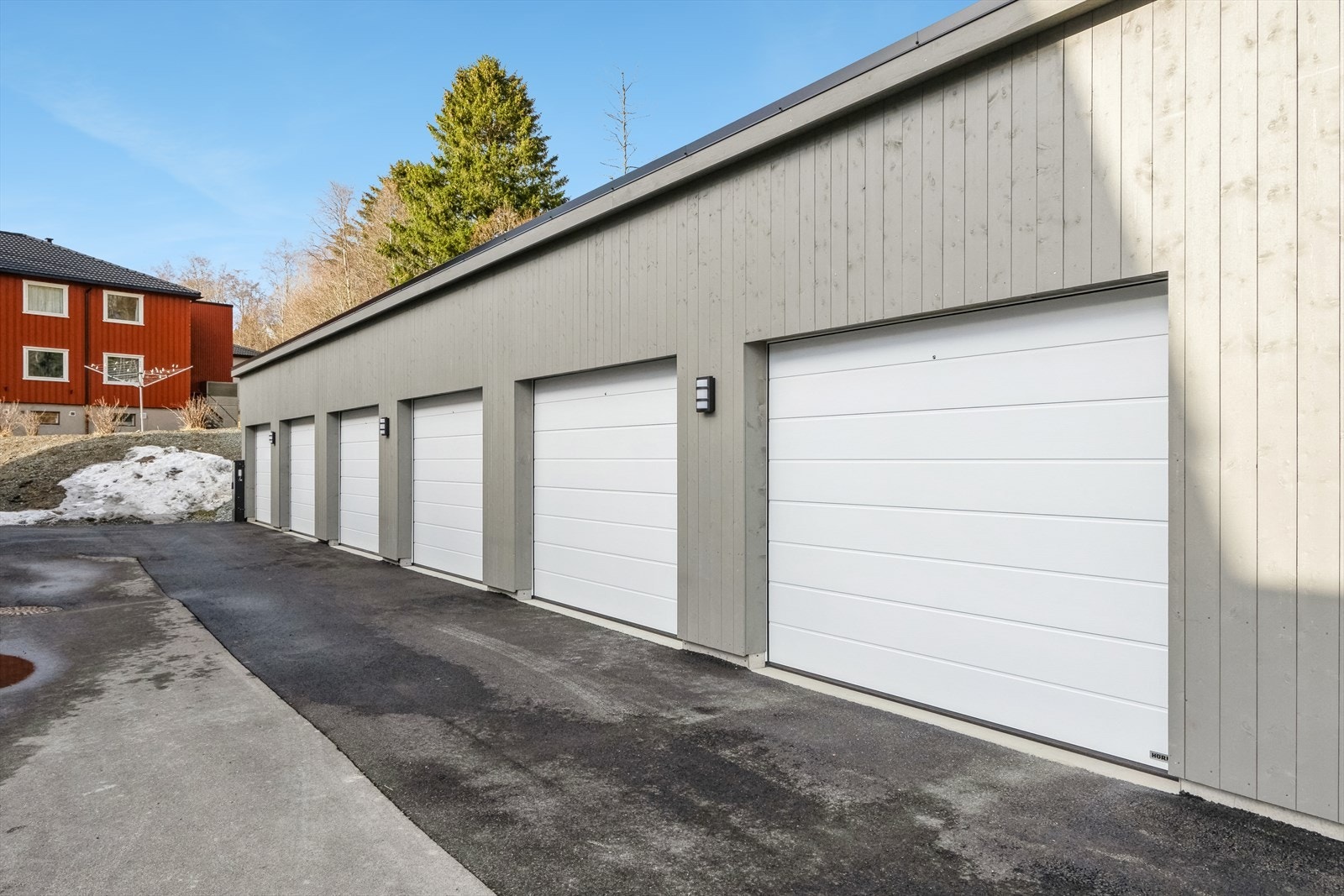 Egen garasje med tilhørende sportsbod. Galleribilde