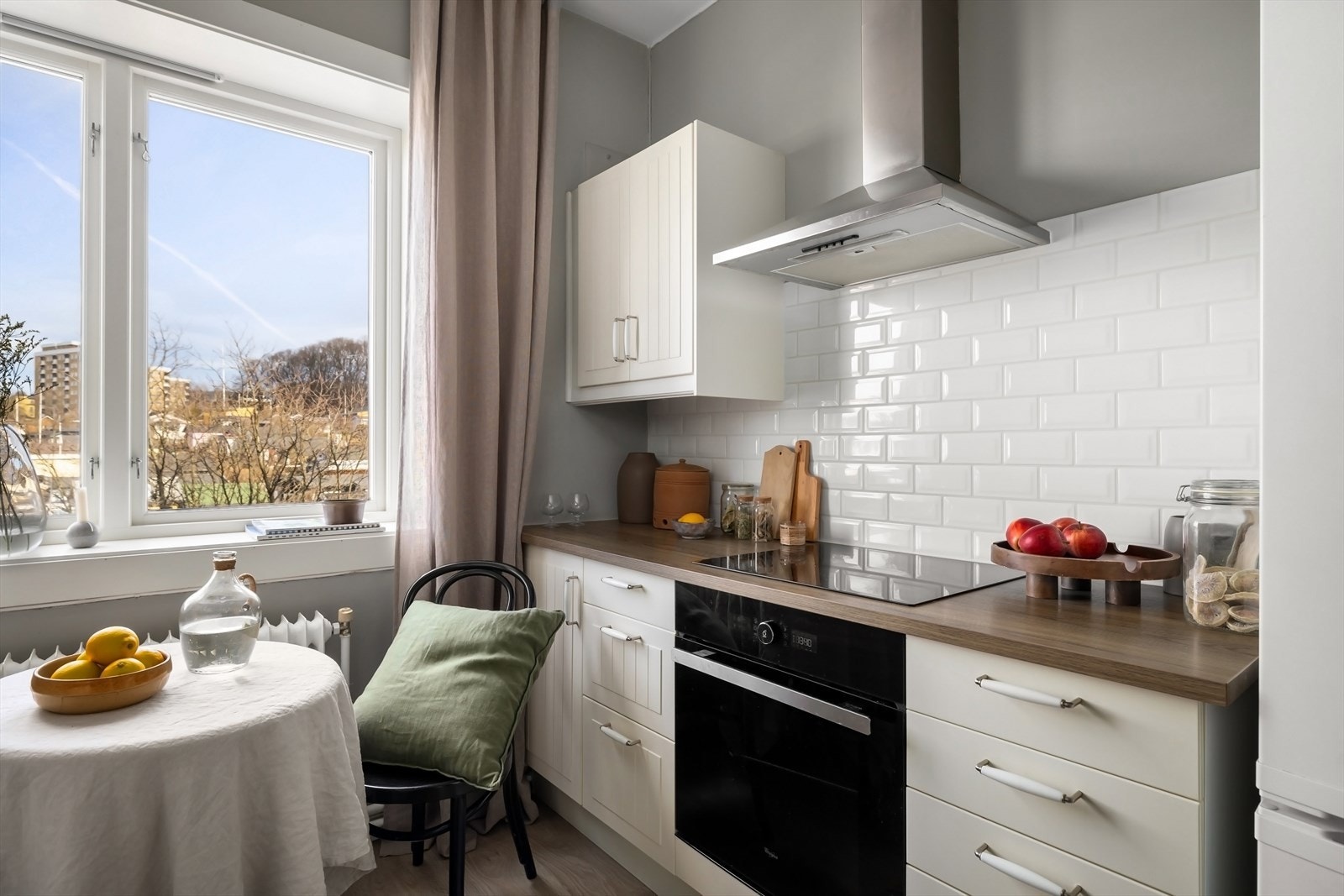 Utstyrt med integrert oppvaskmaskin, stekeovn og keramisk koketopp. Frittstående kjøl/frys Galleribilde