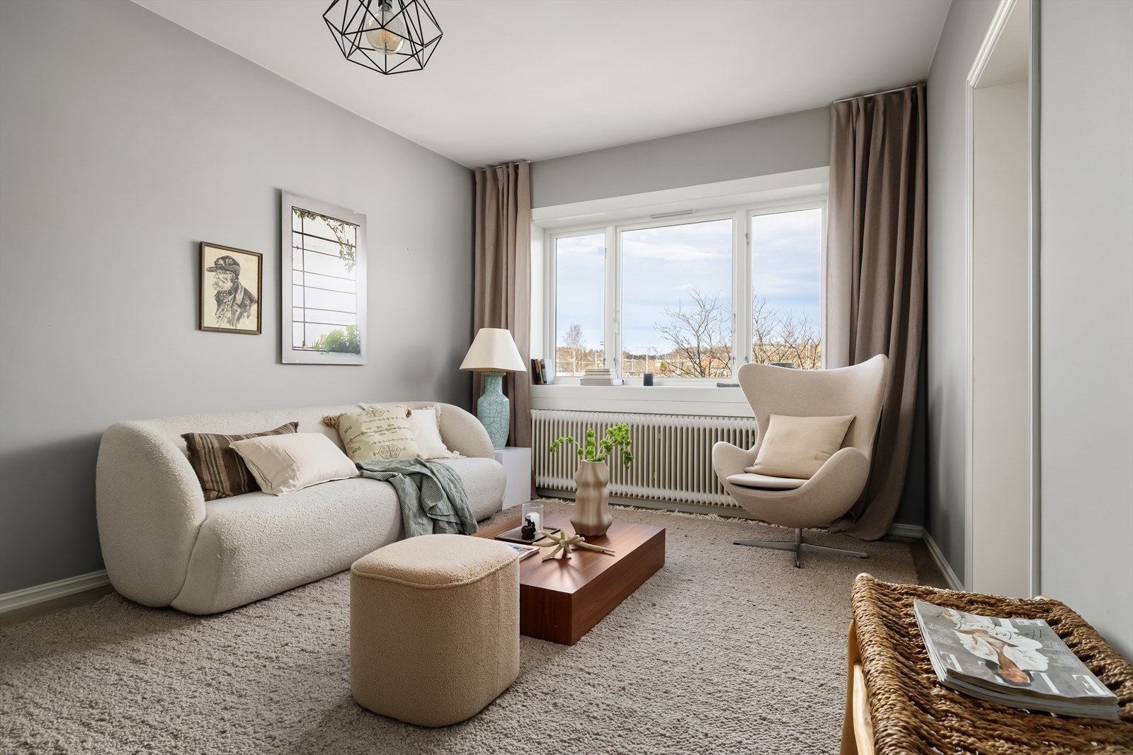 Stue med store vindusflater Galleribilde