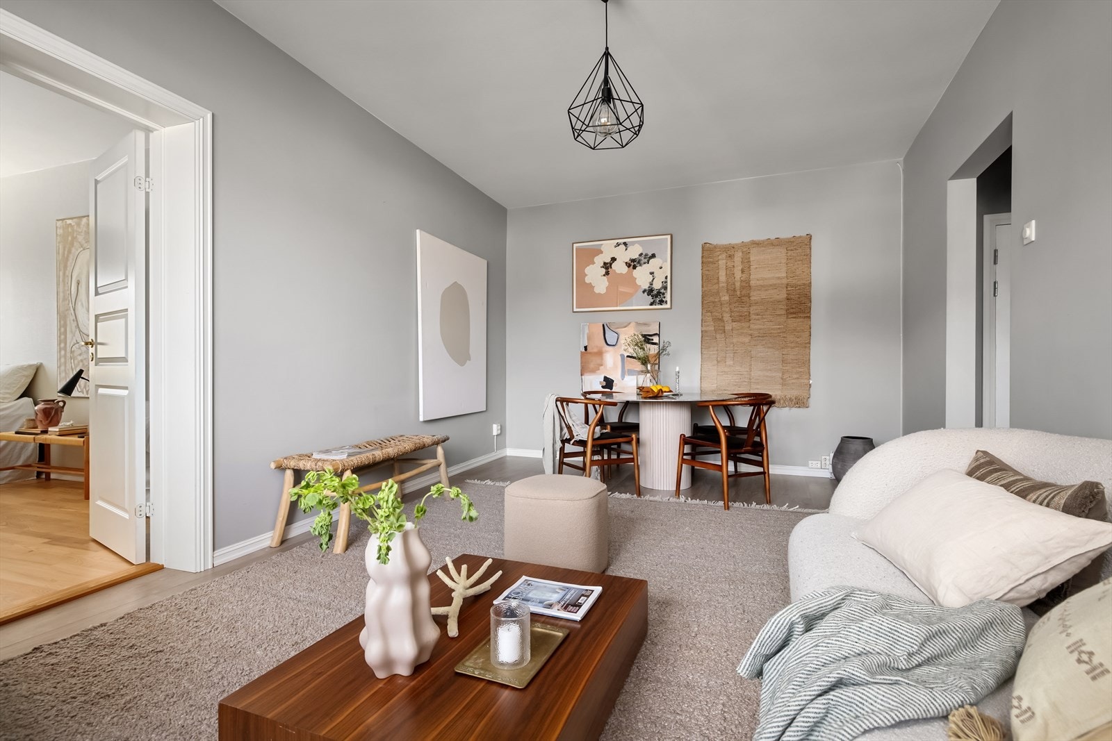 Stue mot spiseplass. Plass til større spisebord Galleribilde