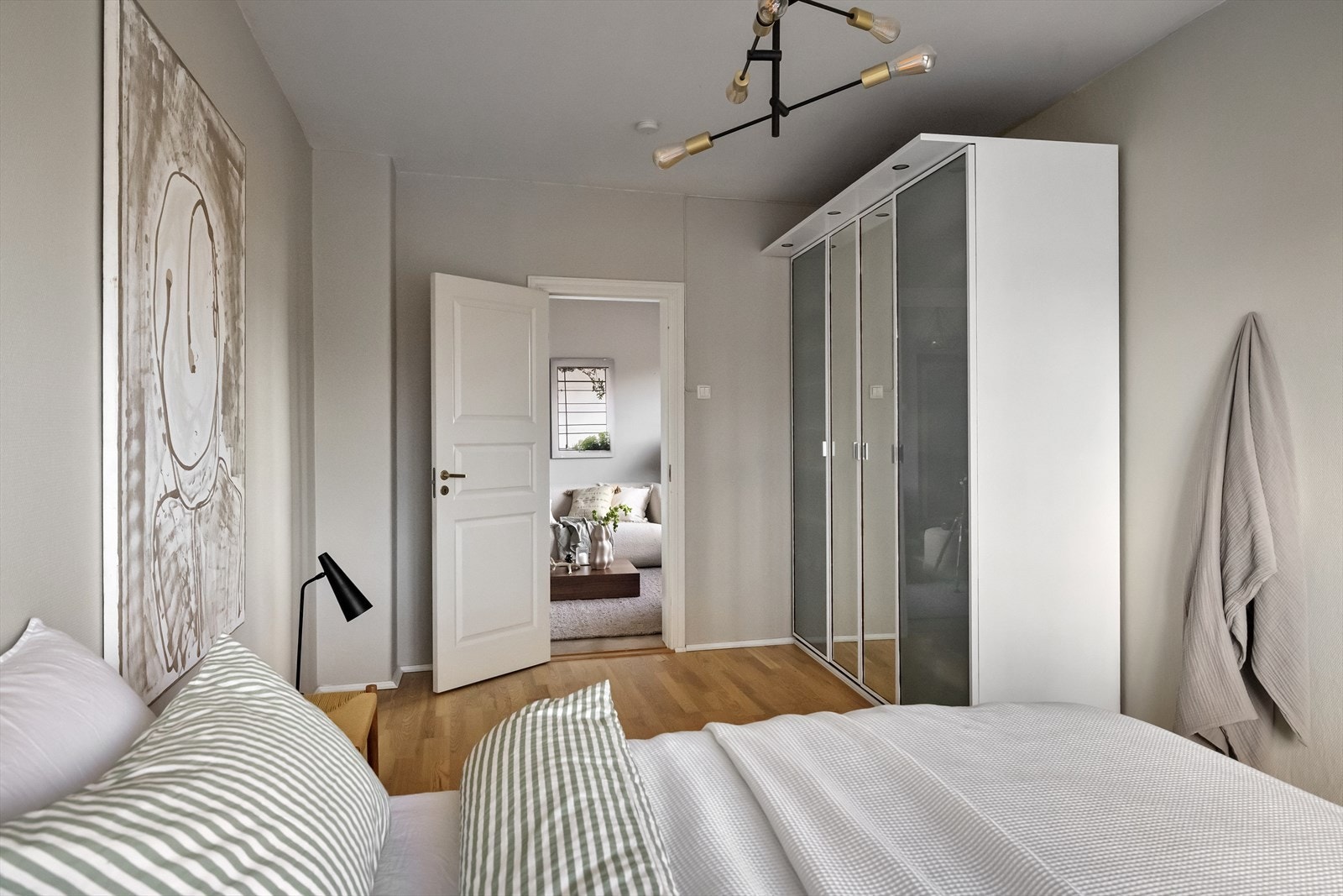 Fra soverom mot stue. Garderobeskap medfølger Galleribilde