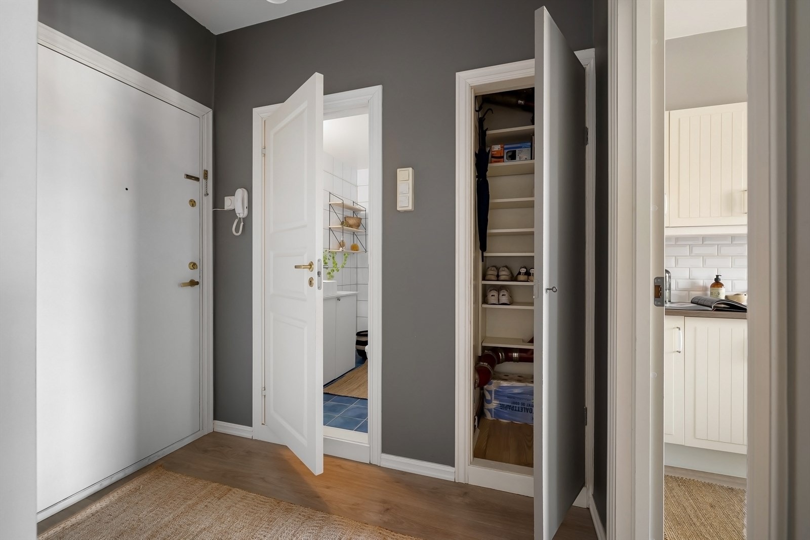 Gang mot baderom. Praktisk skap til oppbevaring av yttertøy Galleribilde