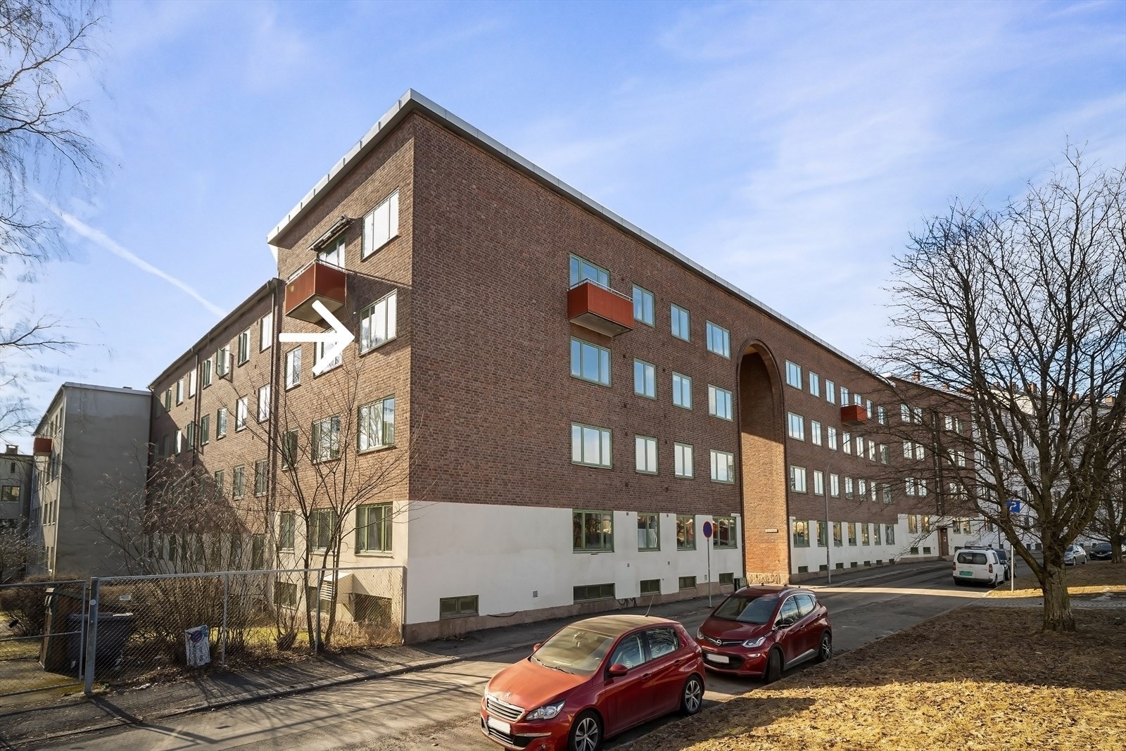 Fasaden sett fra Kongsvingergata markert med boligens plassering. Høyt og fint i 3. etasje med endeplassering Galleribilde