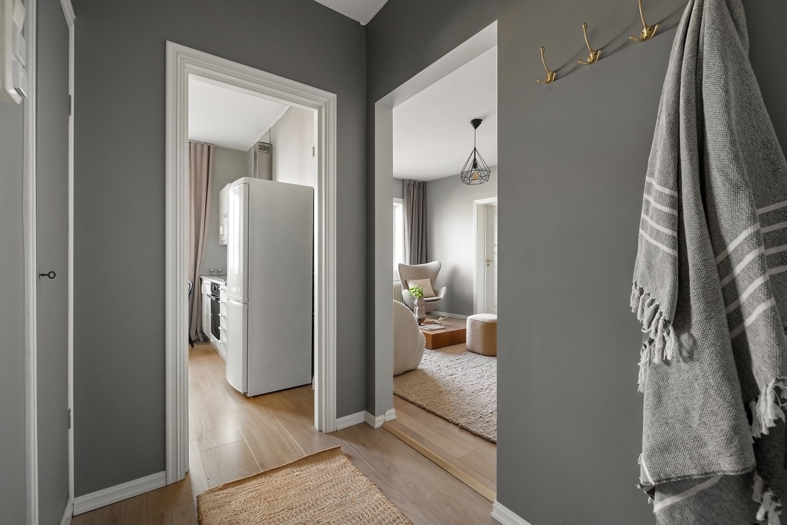 Gang mot kjøkken Galleribilde