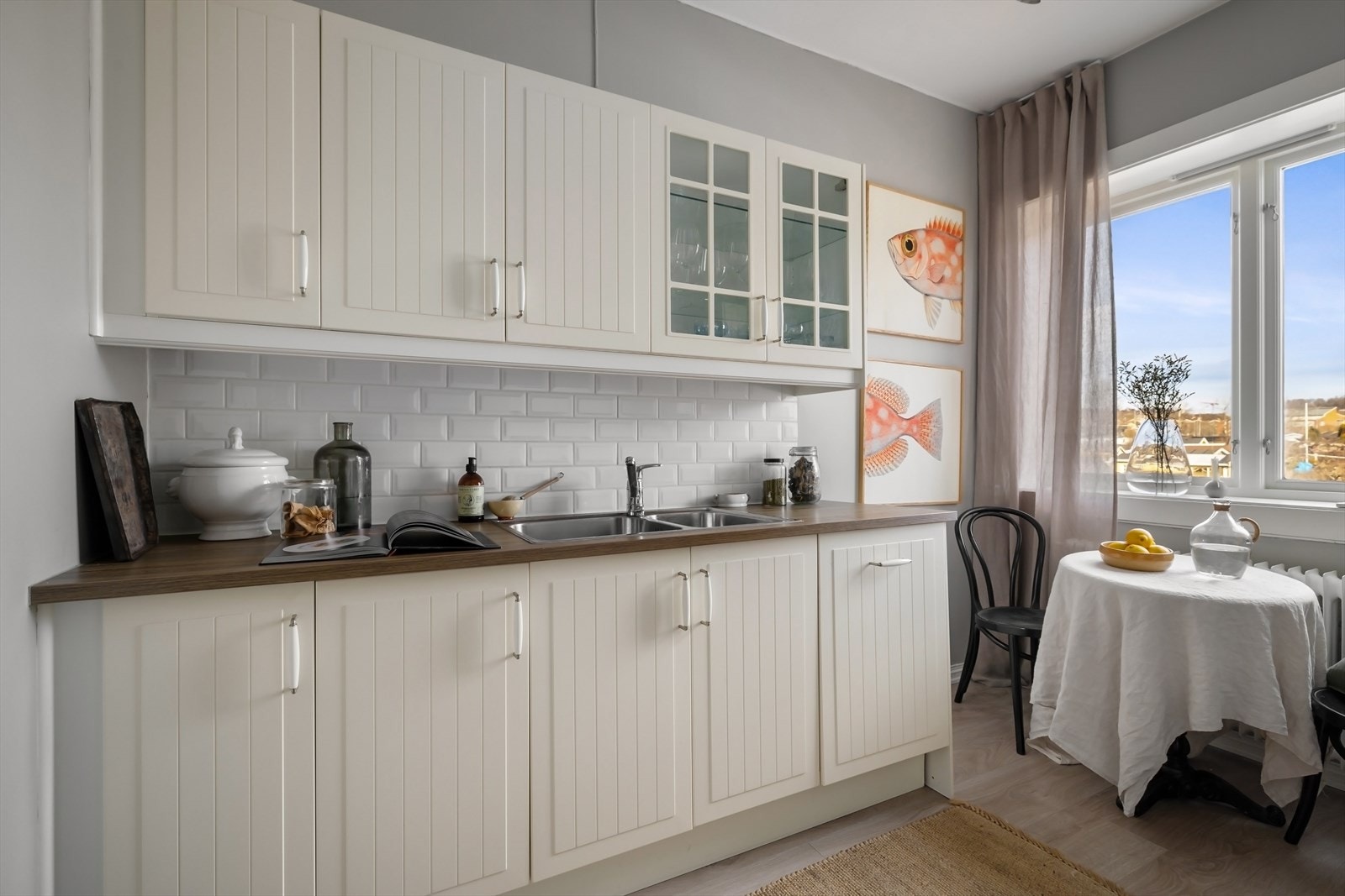 Kjøkkenet er fra 2013 og har en moderne innredning fra IKEA med lyse, glatte fronter Galleribilde