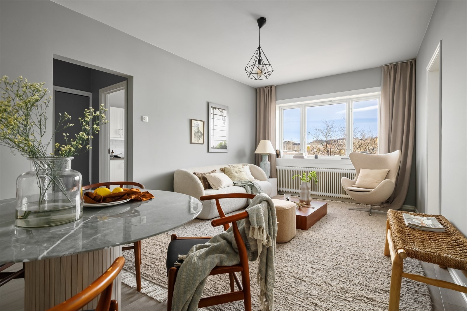 Luftig stue med store vindusflater Galleribilde