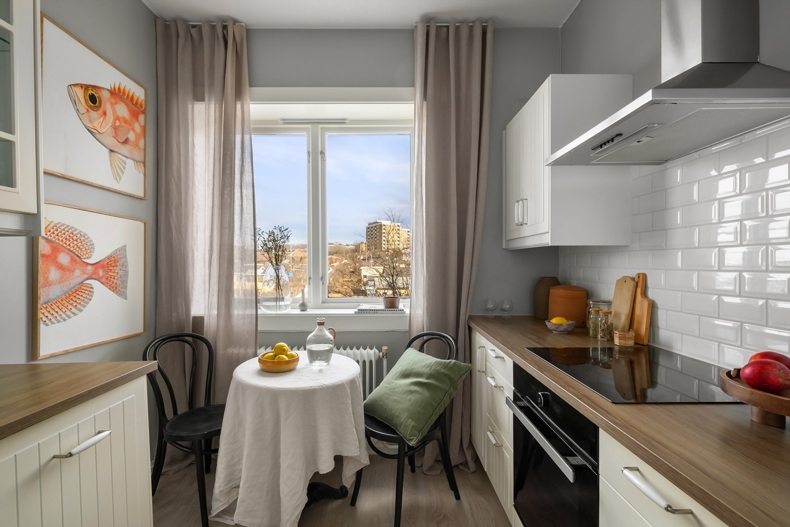 Hyggelig plass til frokost og enkle måltider. Her også vendt mot Hjemmets kolonihager Galleribilde