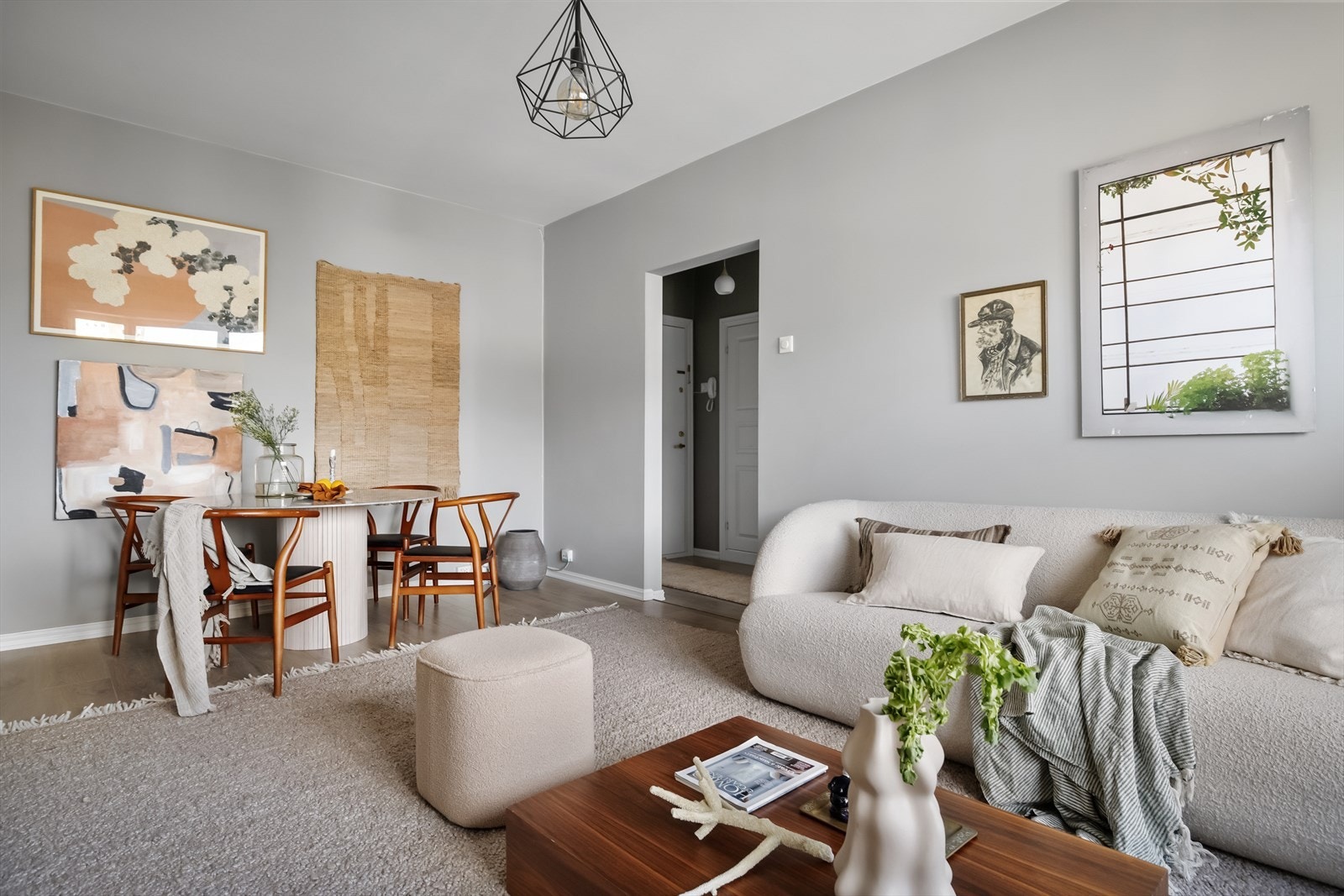 Stue mot spiseplass. Plass til større spisebord Galleribilde