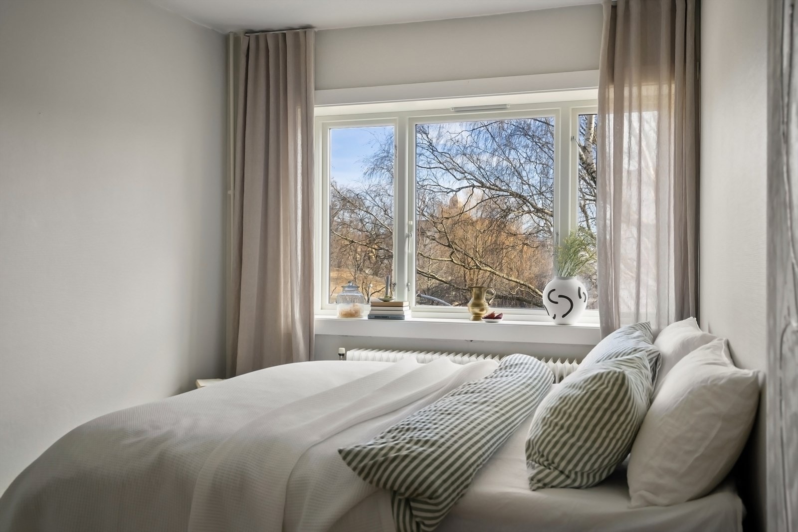 I likhet med kjøkken og stue har også soverom frodig utsyn Galleribilde