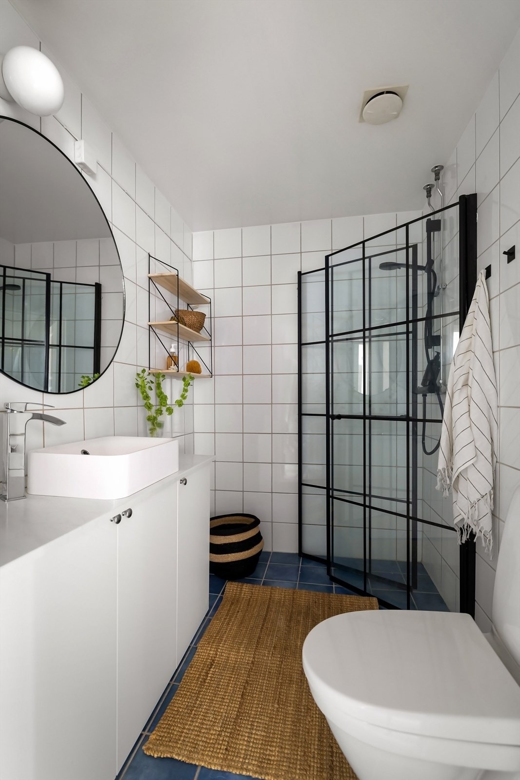 Nyere innredning med dusjdører, speil og servantseksjon Galleribilde