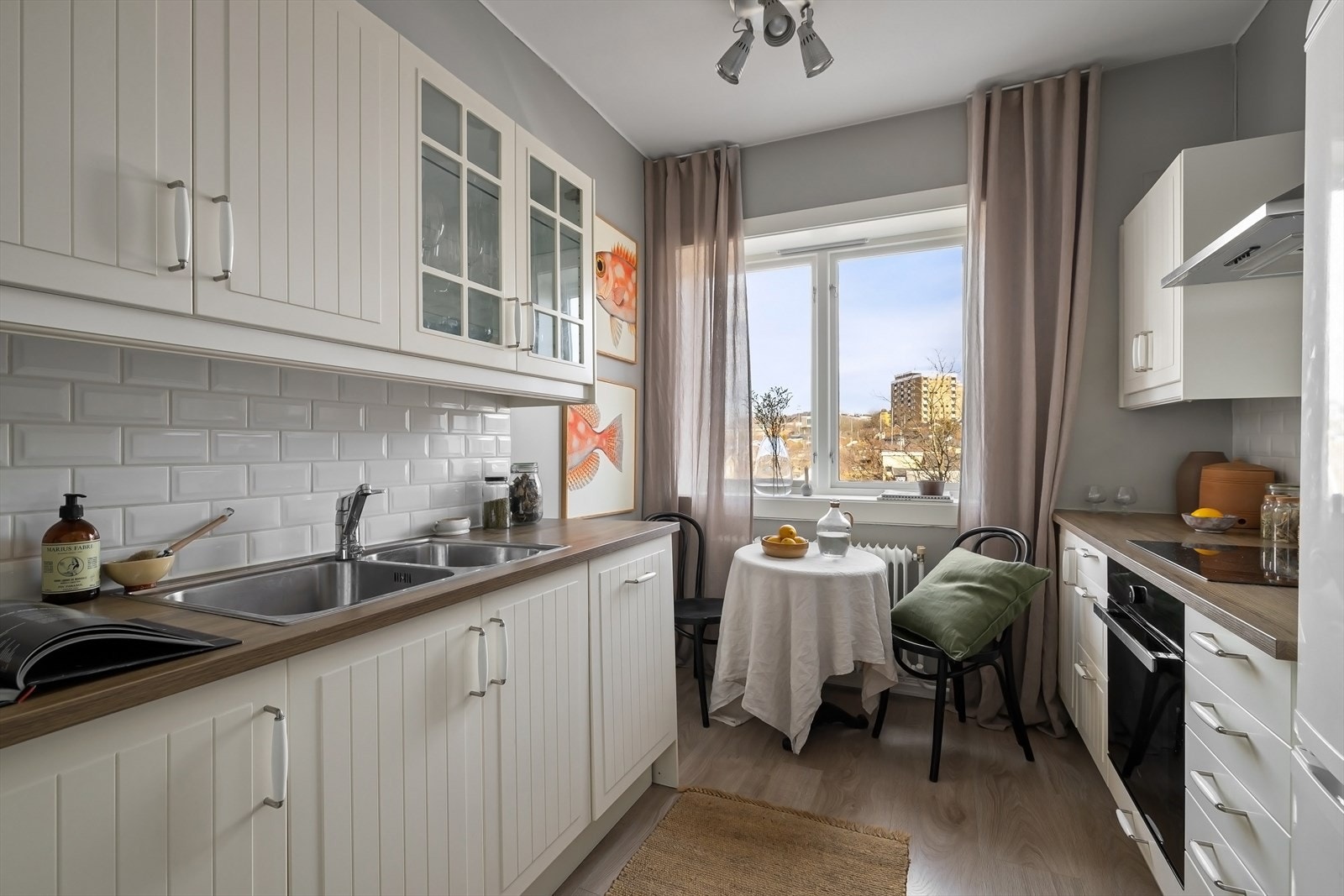 Kjøkkenet er fra 2013 og har en moderne innredning fra IKEA med lyse, glatte fronter Galleribilde