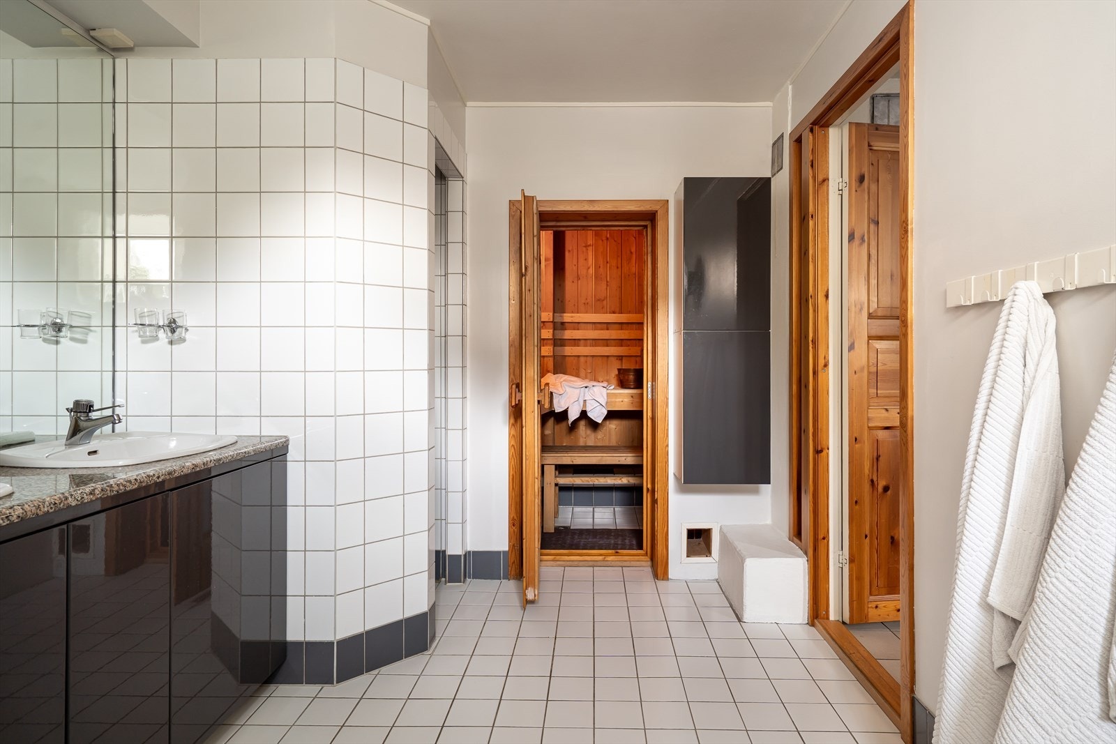 Den tilhørende badstuen er innredet med panel på vegger og tak, en sjeldenhet i et hjem midt i Oslo. Galleribilde