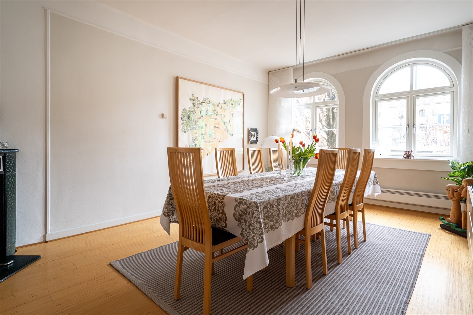 Dagens eier har innredet rommet med en koselig spiseplass som har plass til både familie og venner. Galleribilde