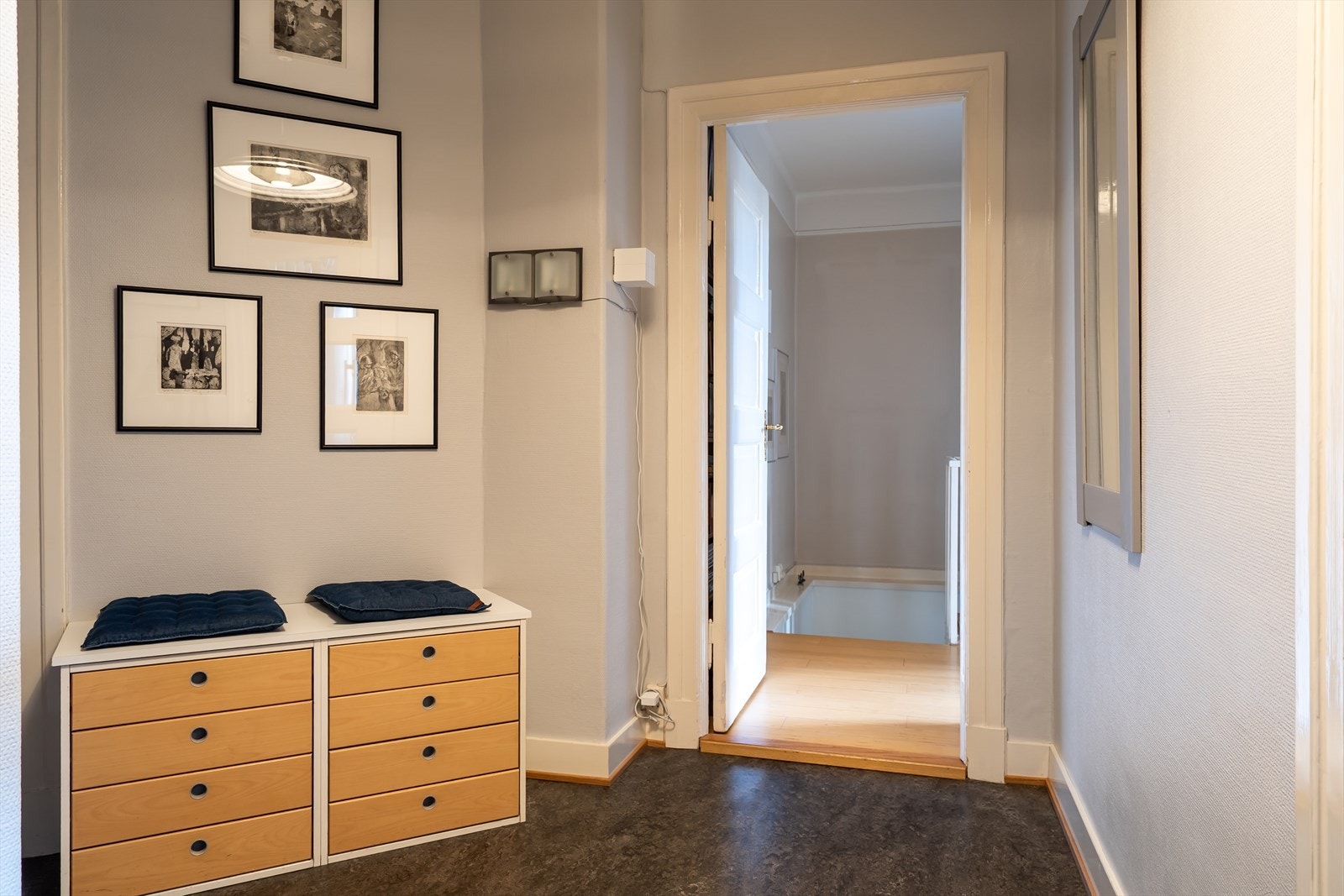 Entréen gir et ryddig og funksjonelt førsteinntrykk av boligen. Her er god plass til å lage en oppbevaringsløsning for oppheng av yttertøy og sko. Galleribilde