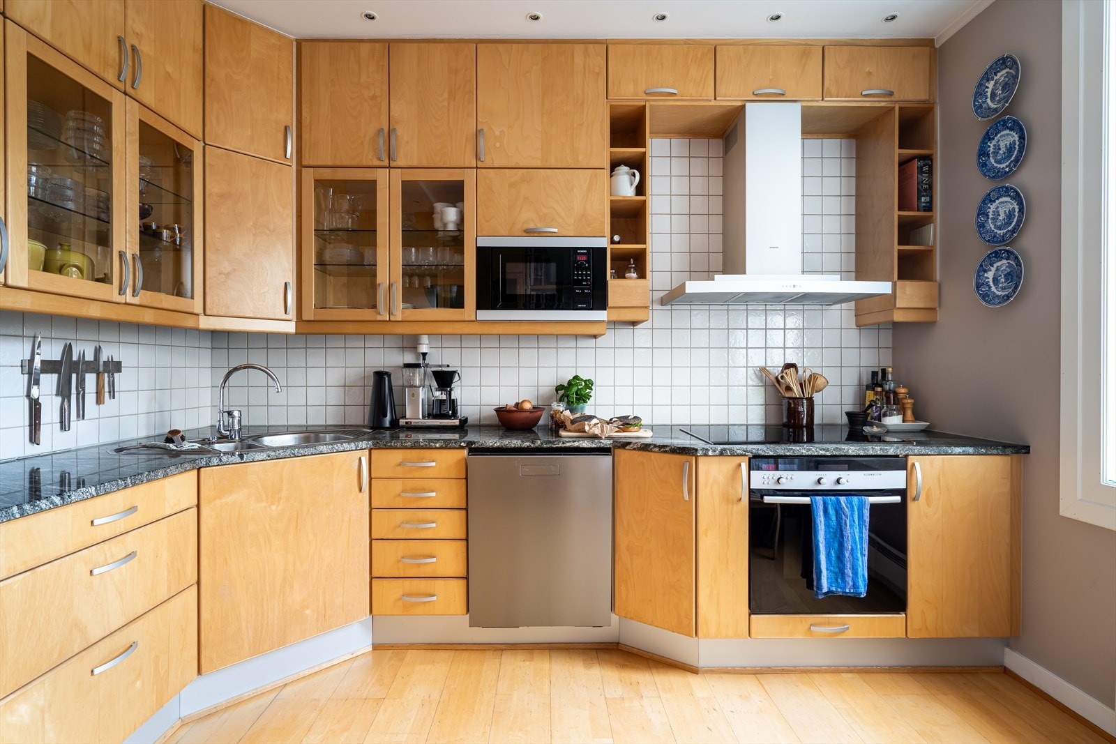 Kjøkkenet er både funksjonelt og koselig, med en hyggelig spiseplass som har plass til hele familien. Galleribilde