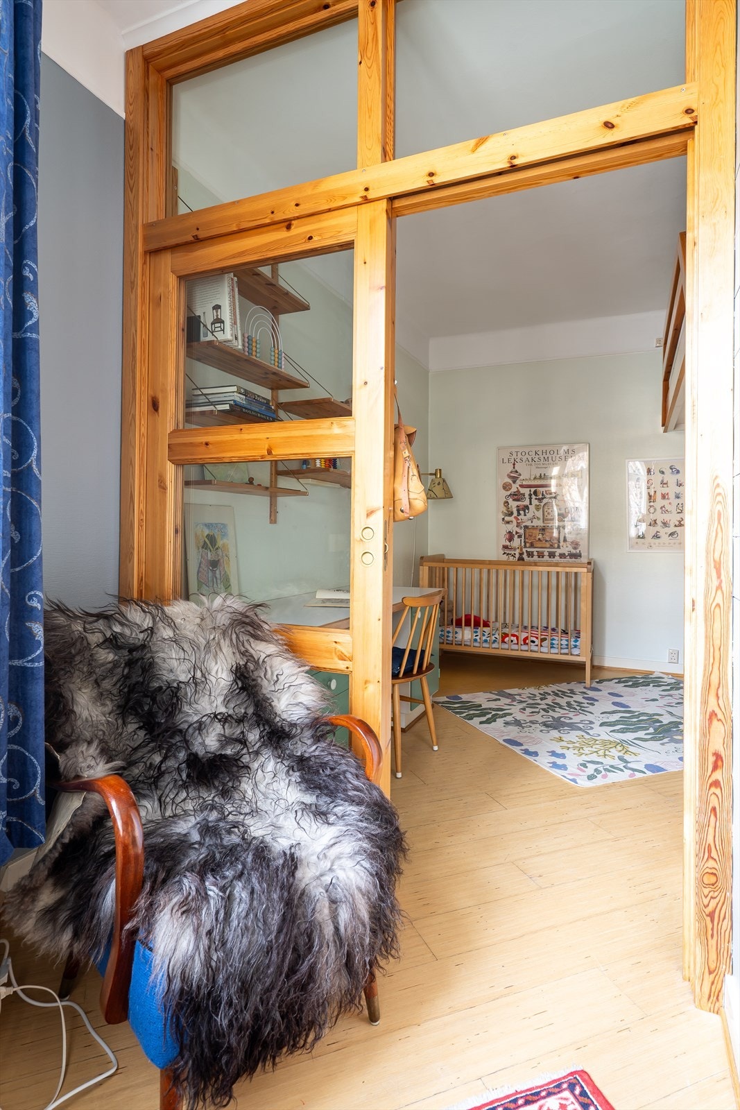 Løsningen skaper et sosialt område med en felles sone i midten, samtidig som hvert rom har sitt eget private område. Galleribilde