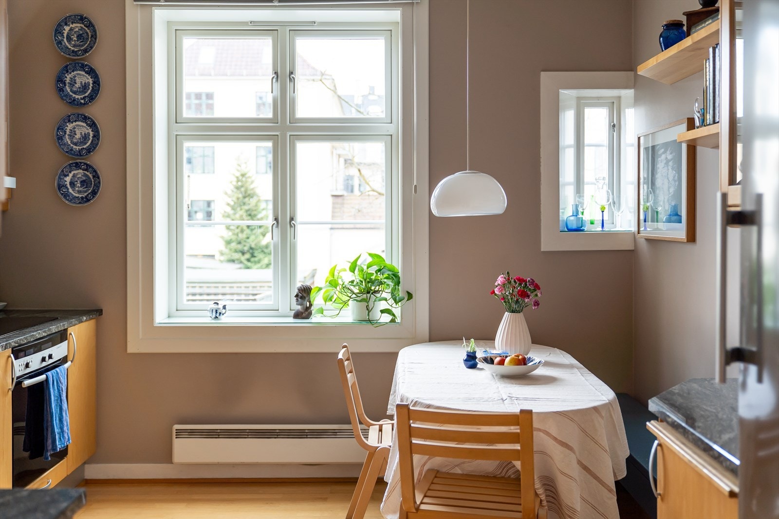 Innredningen har takhøye skap som gir god lagringsplass, samt rikelig med benkeplass til matlaging. Galleribilde