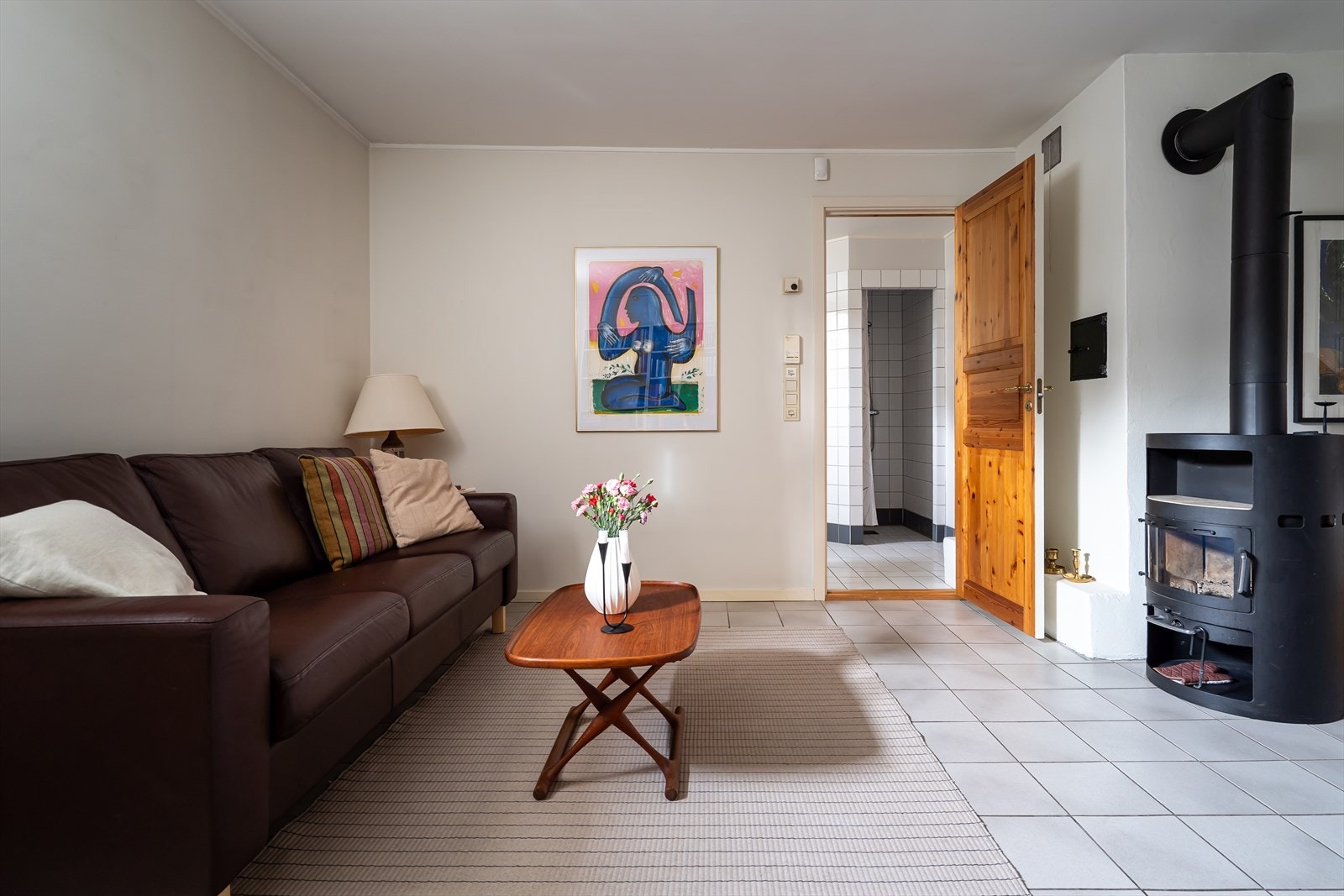 Rommet har en peis som gir ekstra varme og hygge. Gulvet er flislagt og har termostatstyrt gulvvarme for jevn temperatur. Galleribilde